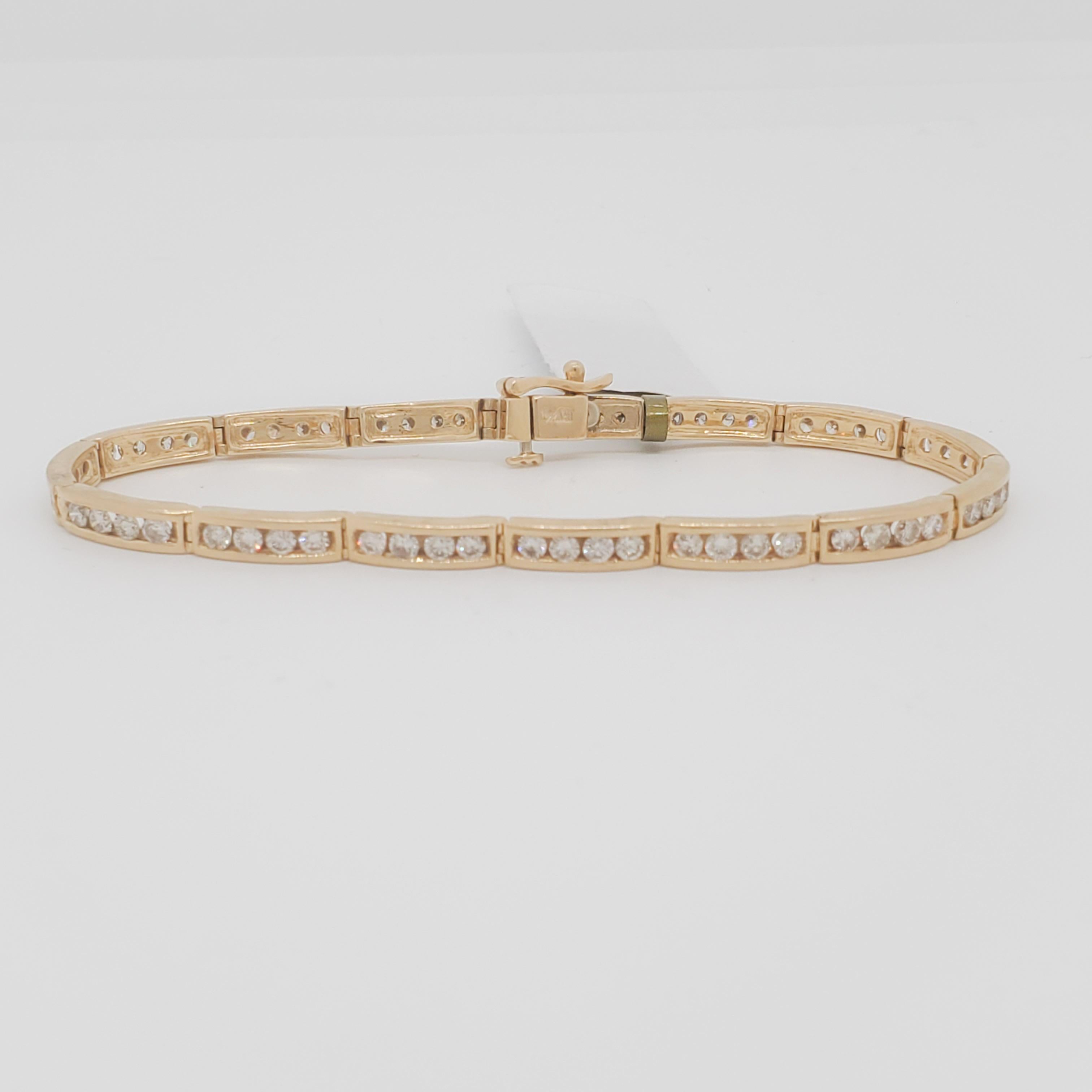 Magnifique bracelet droit avec 4,00 carats de diamants blancs ronds de bonne qualité.  Fabriquée à la main en or jaune 14 carats.  La longueur est de 18,4 cm.