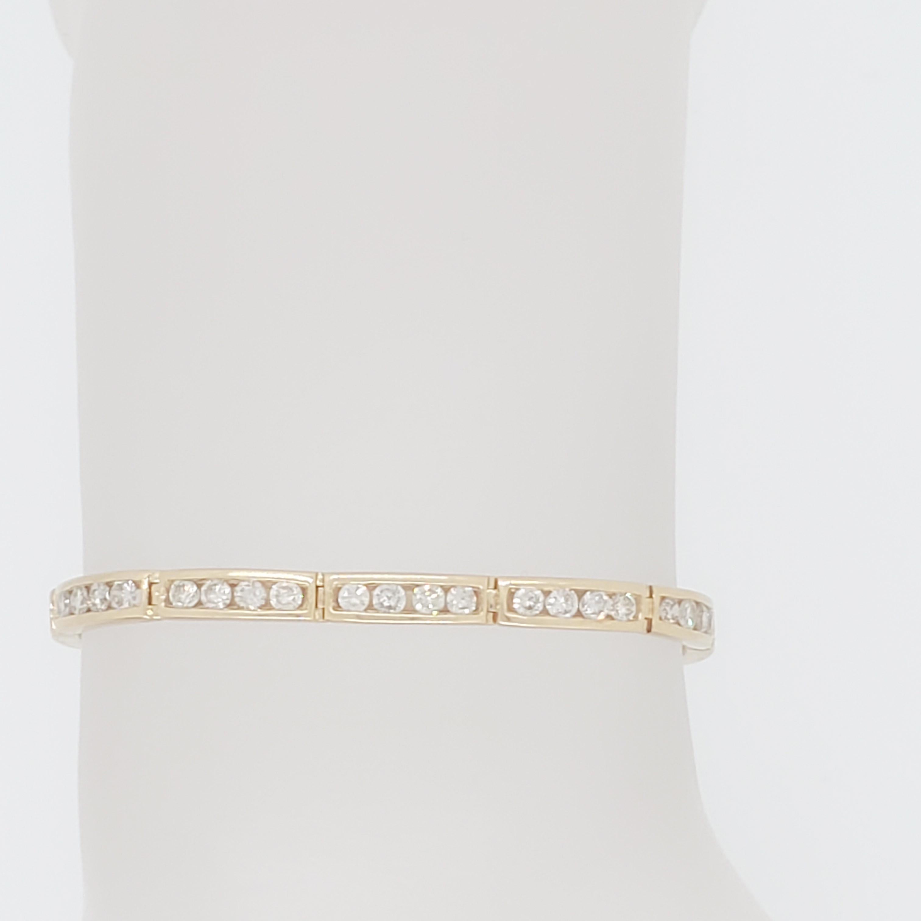 Taille ronde Bracelet droit rond et droit en or jaune 14 carats avec diamants blancs en vente