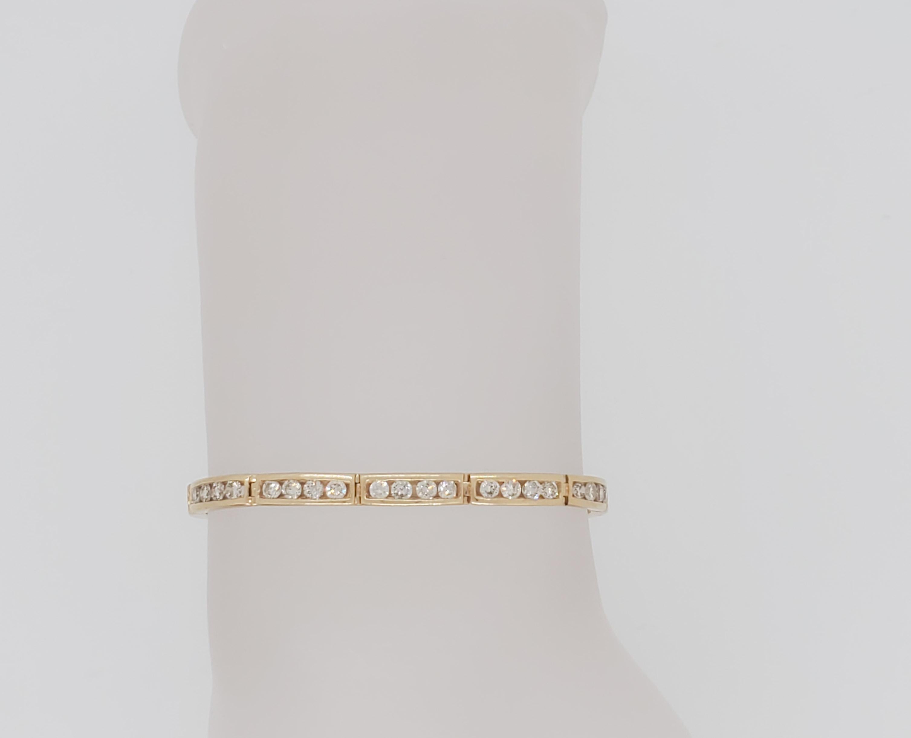Women's or Men's White Diamond Round Straight Bracelet in 14k Yellow Gold For Sale