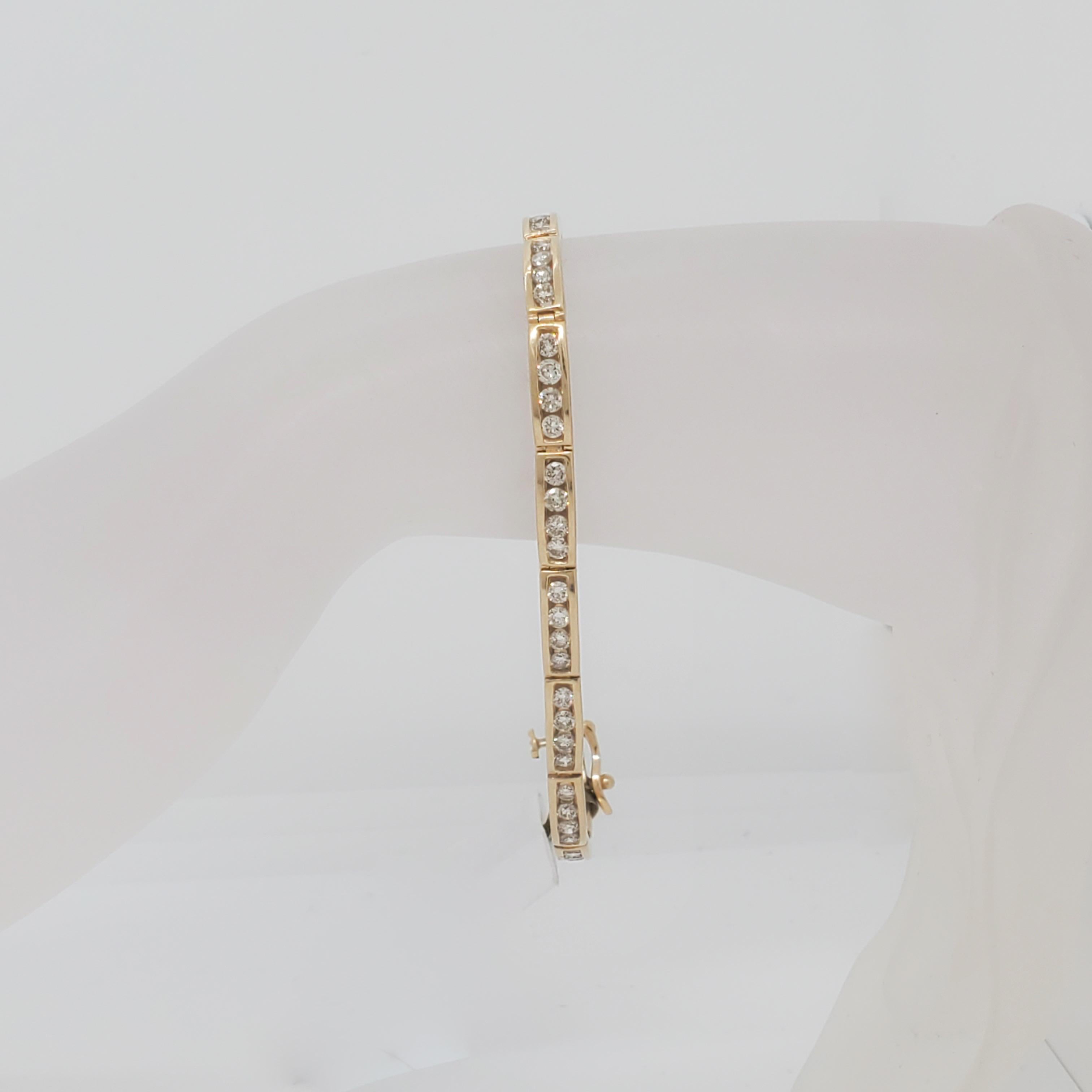 Bracelet droit rond et droit en or jaune 14 carats avec diamants blancs en vente 3