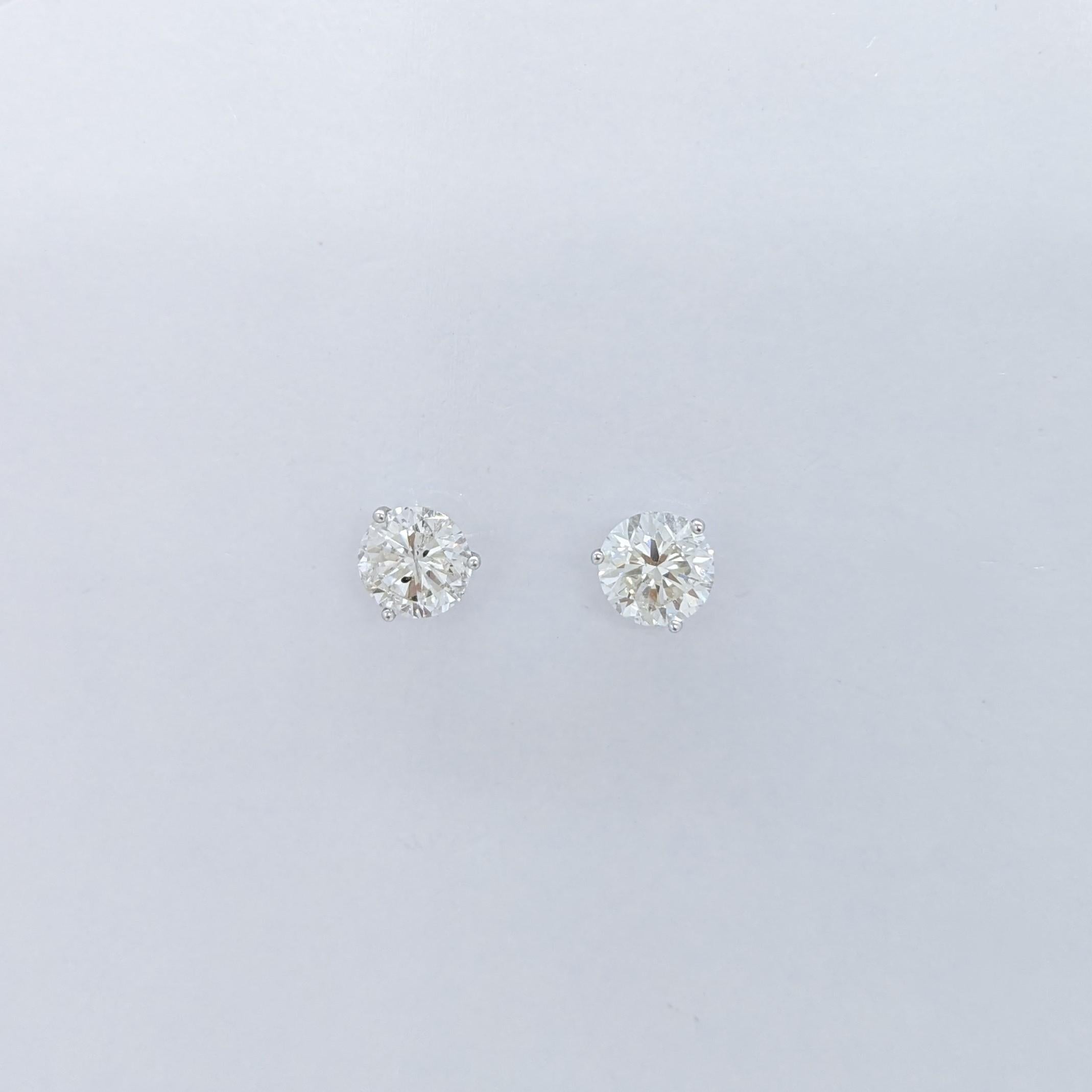 White Diamond Round Stud Earrings in 18 Karat White Gold In New Condition For Sale In Los Angeles, CA