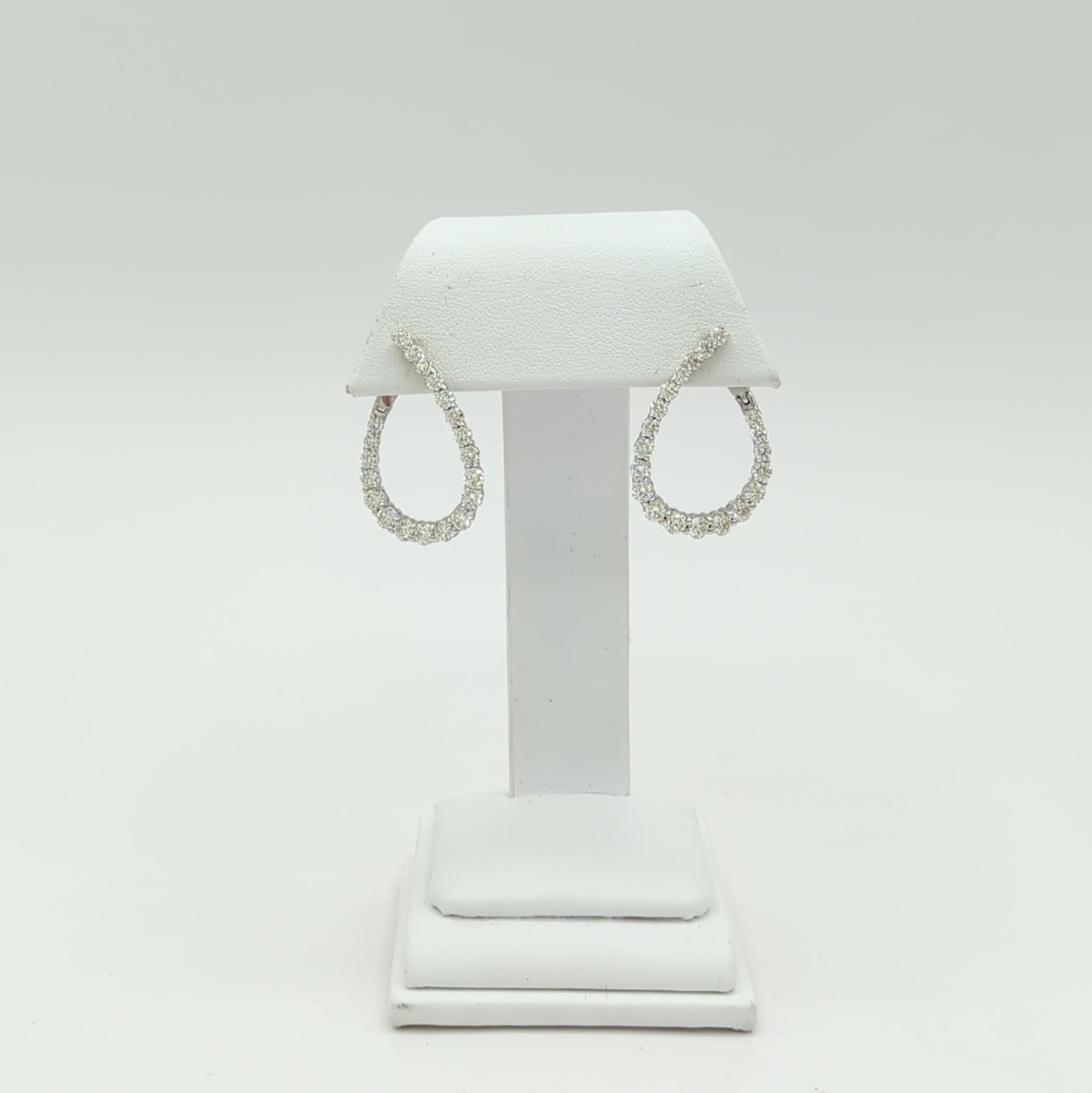 Boucles d'oreilles en or blanc 14 carats, diamant blanc rond et goutte d'eau Neuf - En vente à Los Angeles, CA