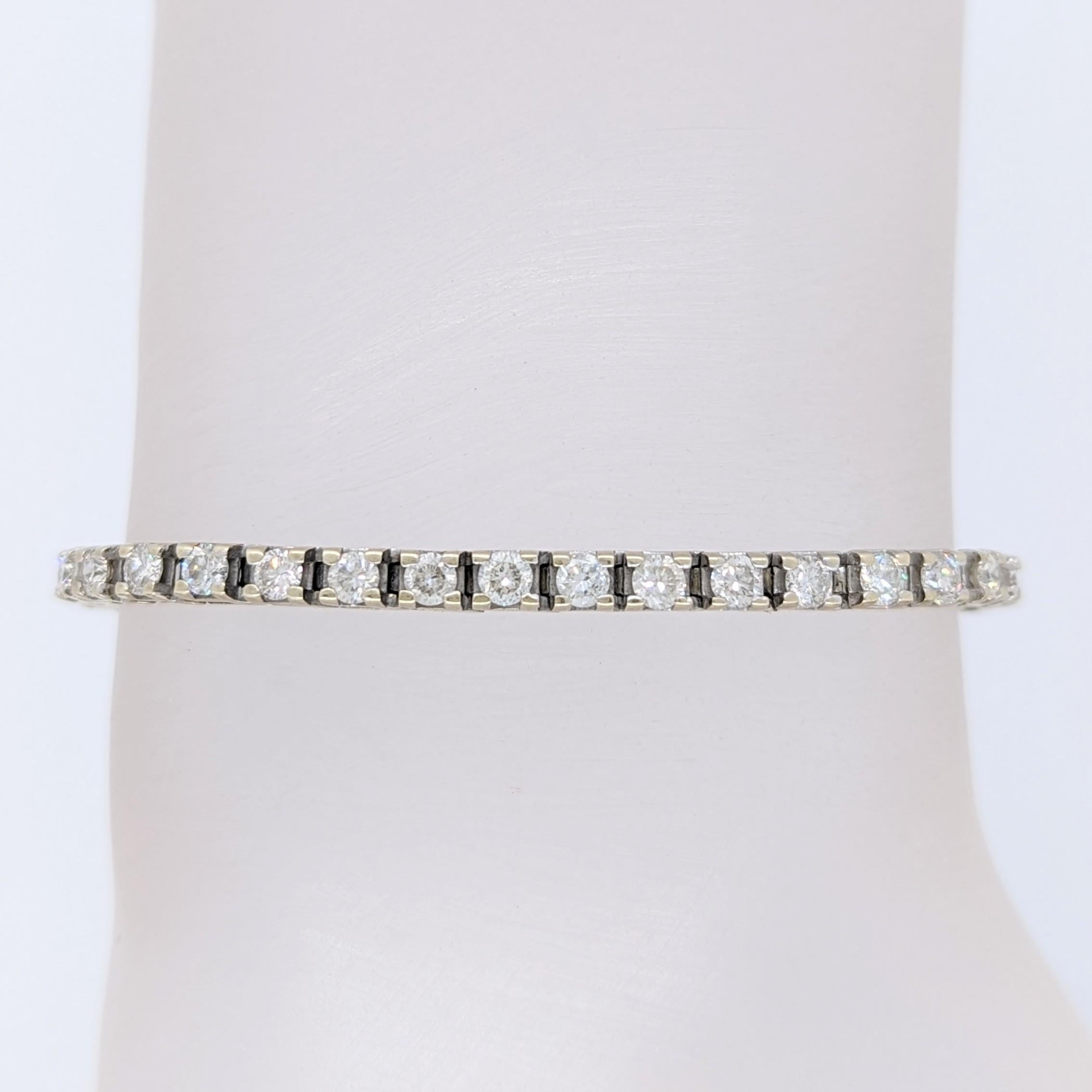Magnifiques diamants blancs ronds de 3,00 ct. (total 47 pierres) en  une monture en or blanc 14k faite à la main.  La longueur est de 7