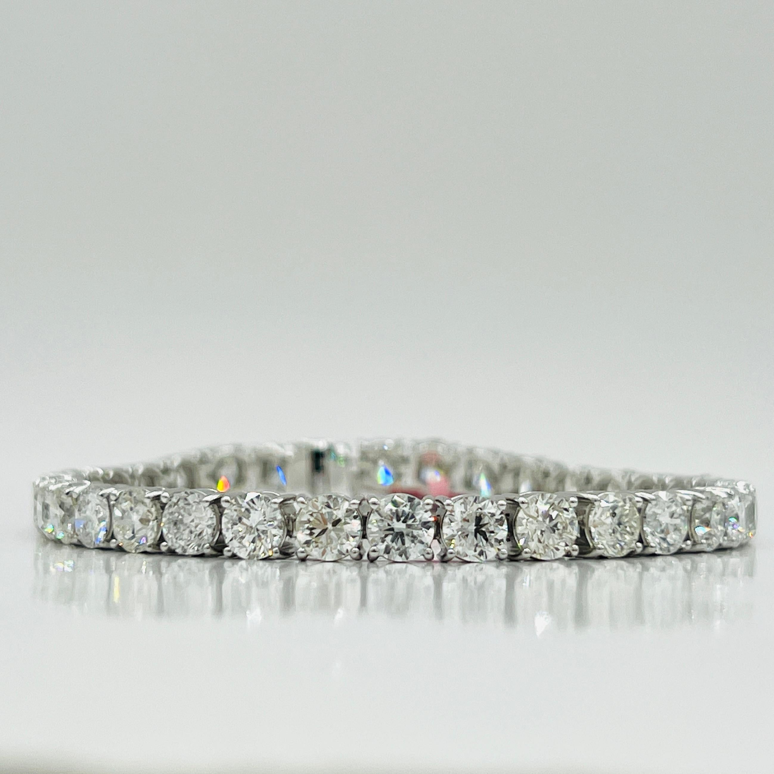 Pulsera de tenis redonda con diamantes blancos en oro blanco de 18 quilates en venta 5