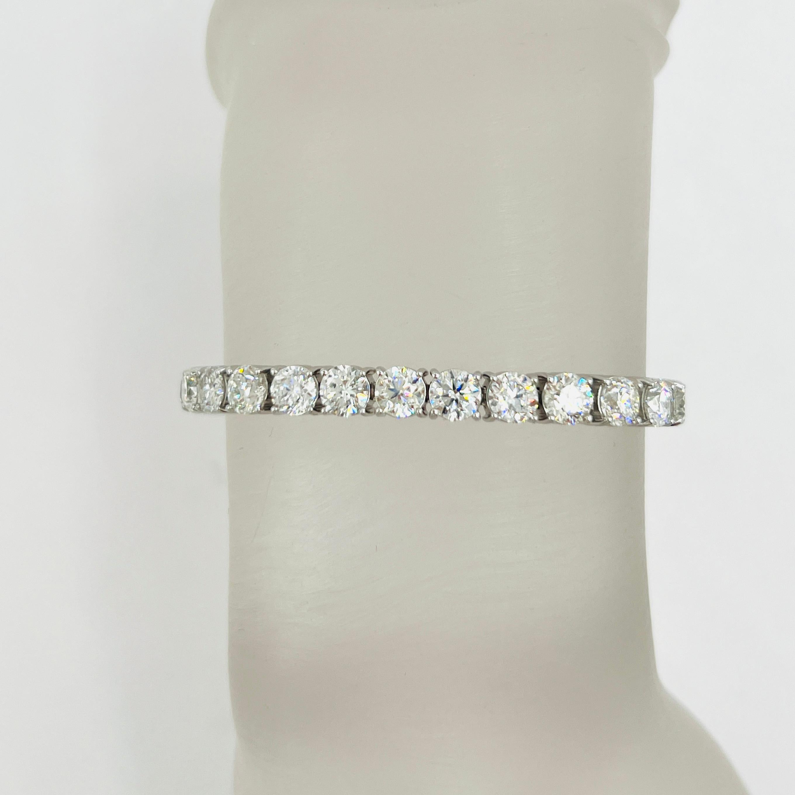 Preciosos diamantes redondos de 17.35 ct. de buena calidad, blancos y brillantes.  Total de 34 piedras, cada una de 0,70 ct.  Hecho a mano en oro blanco de 18 quilates.  La longitud es de 7