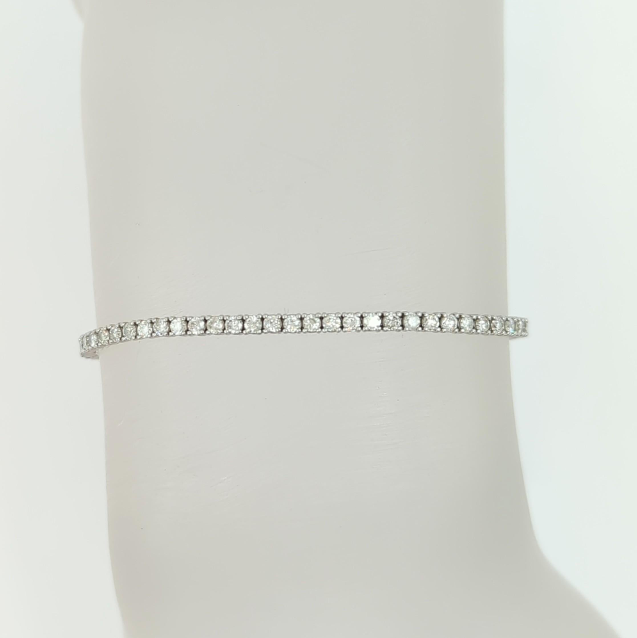 Taille ronde Bracelet de tennis rond en or blanc 18 carats avec diamants blancs en vente