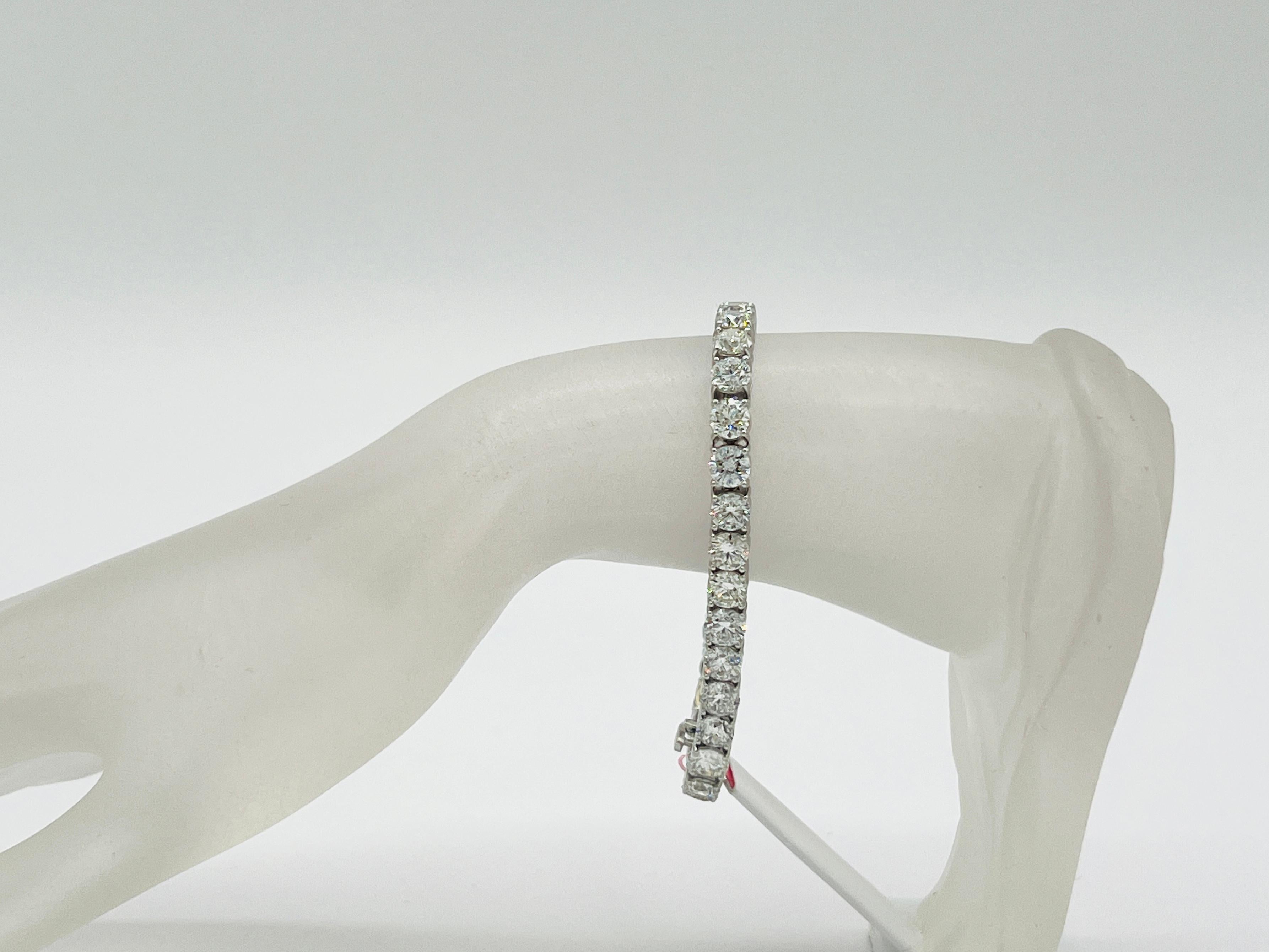 Pulsera de tenis redonda con diamantes blancos en oro blanco de 18 quilates Corte redondo en venta