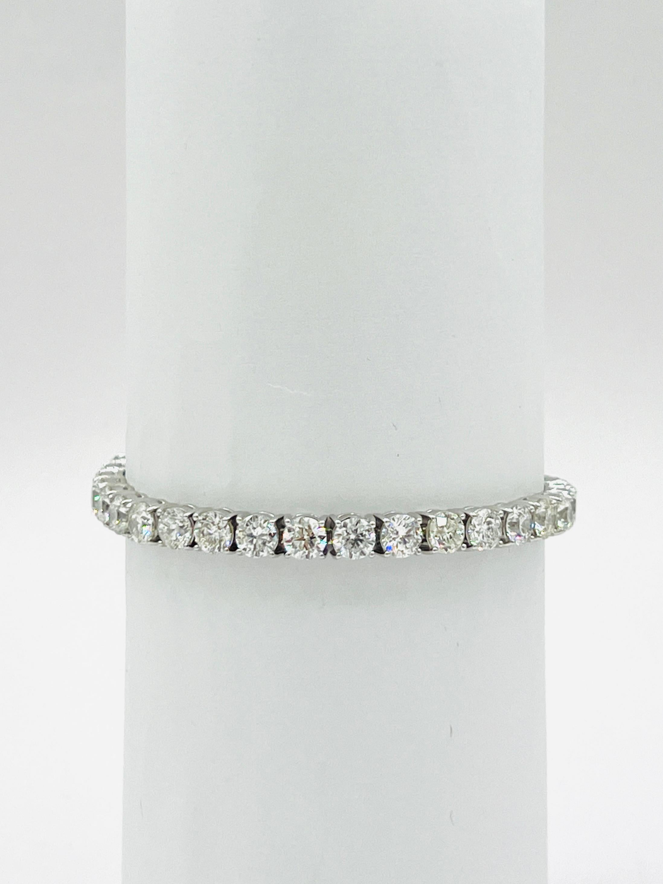 Pulsera de tenis redonda con diamantes blancos en oro blanco de 18 quilates en Nuevo estado para la venta en Los Angeles, CA