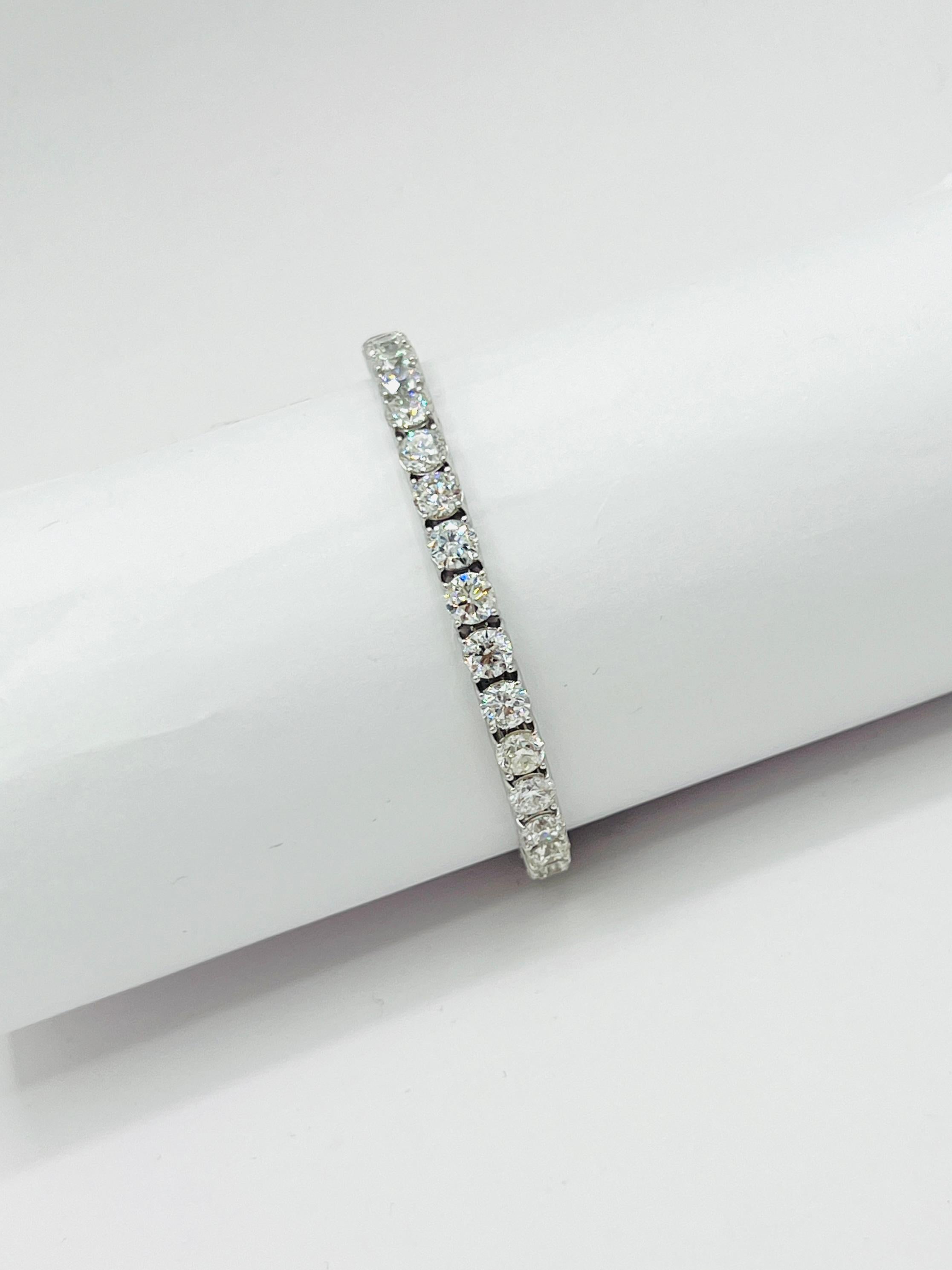 Pulsera de tenis redonda con diamantes blancos en oro blanco de 18 quilates en venta 1