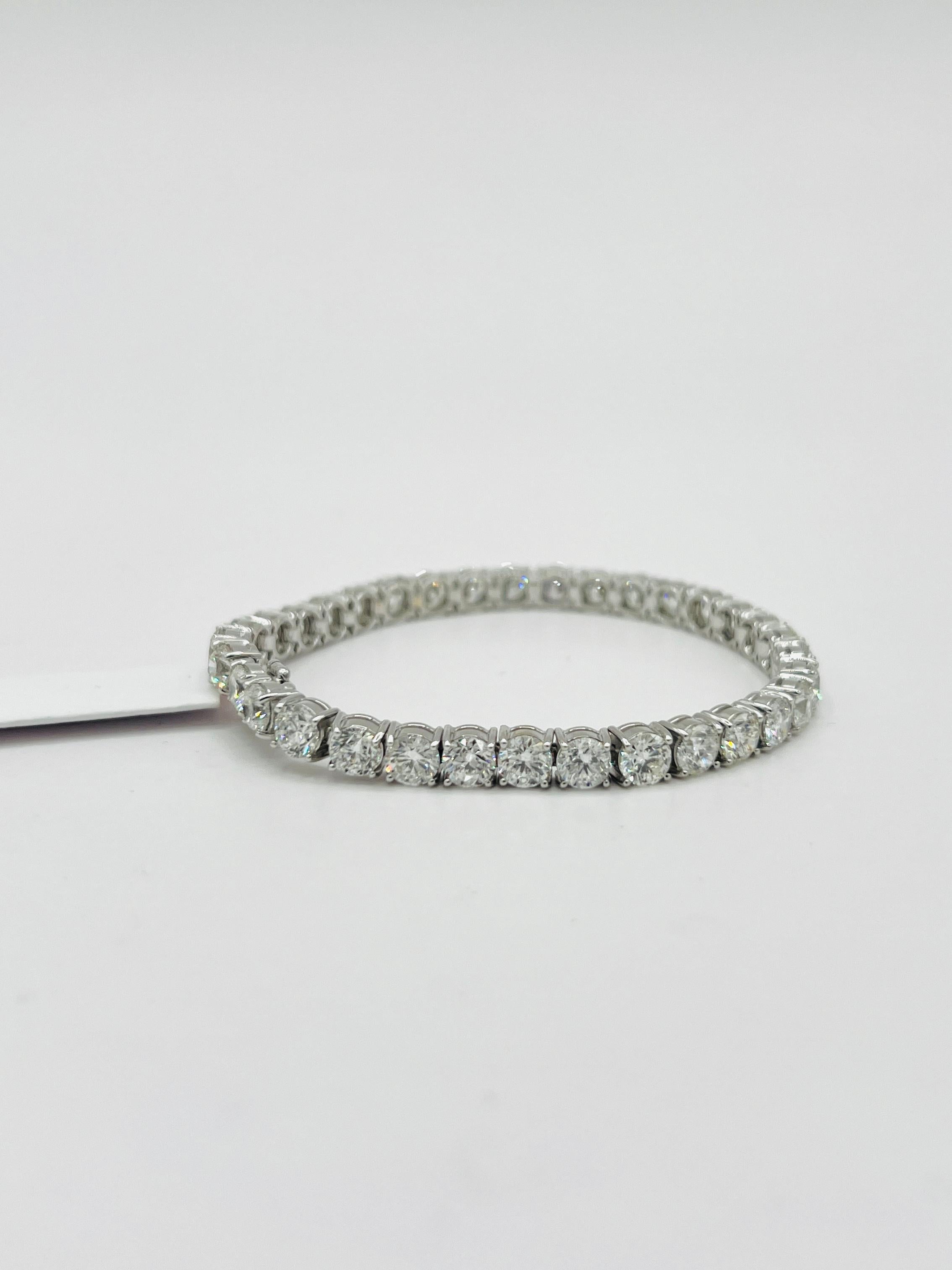 Pulsera de tenis redonda con diamantes blancos en oro blanco de 18 quilates en venta 3