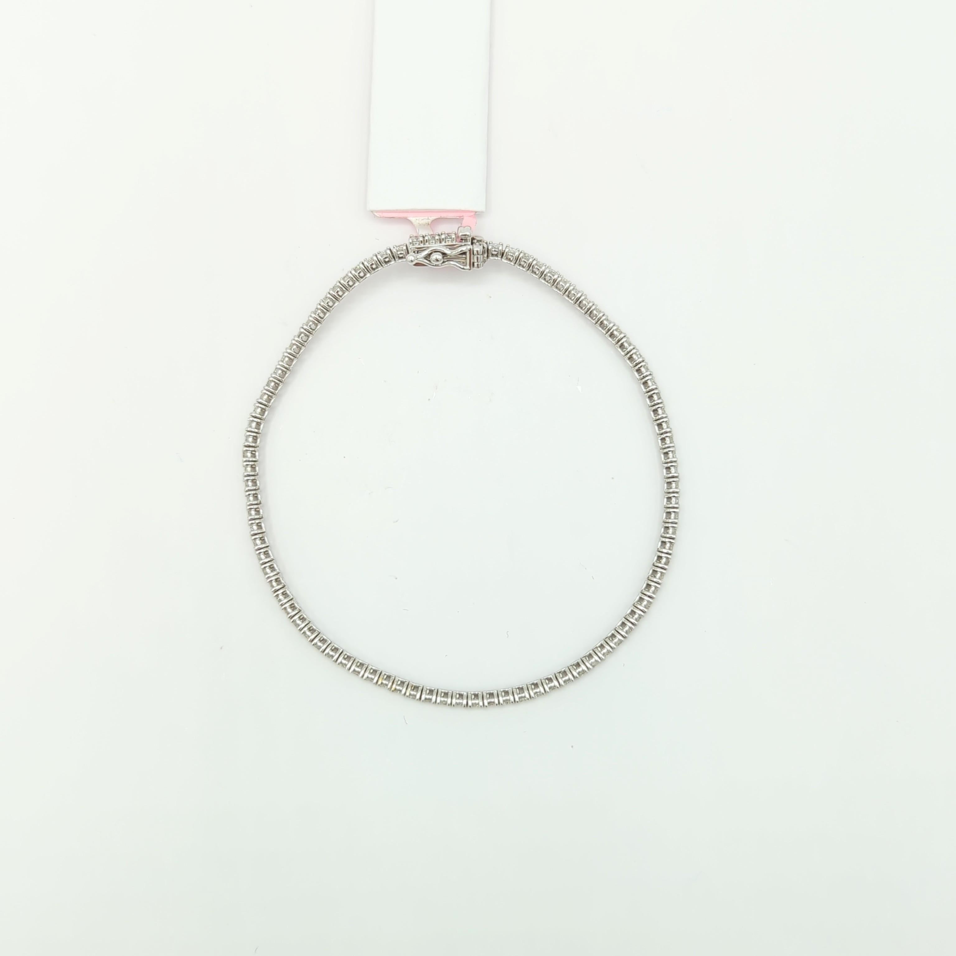 Bracelet de tennis rond en or blanc 18 carats avec diamants blancs en vente 4