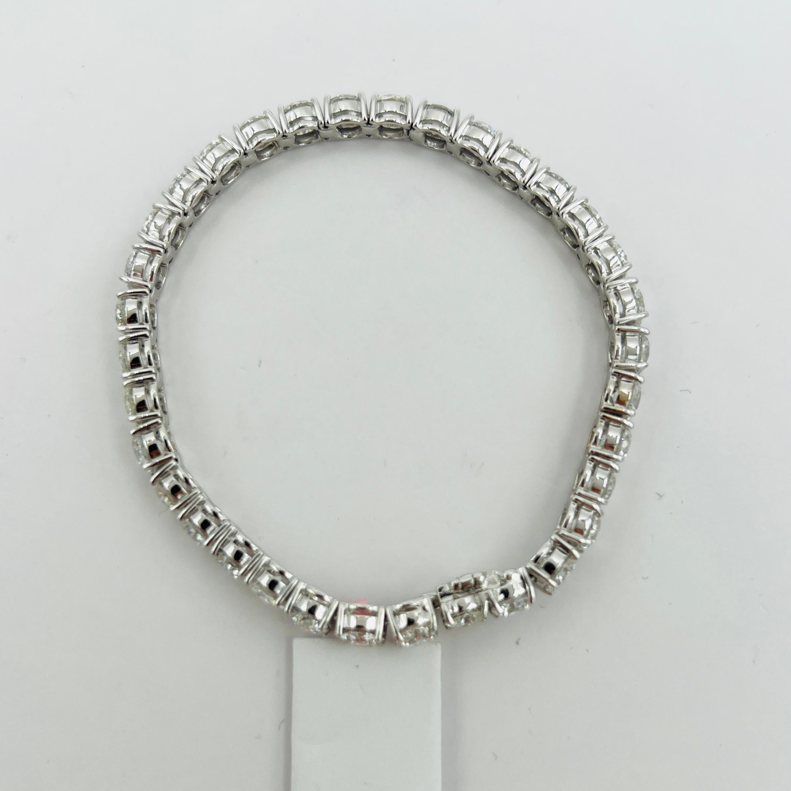 Pulsera de tenis redonda con diamantes blancos en oro blanco de 18 quilates en venta 4