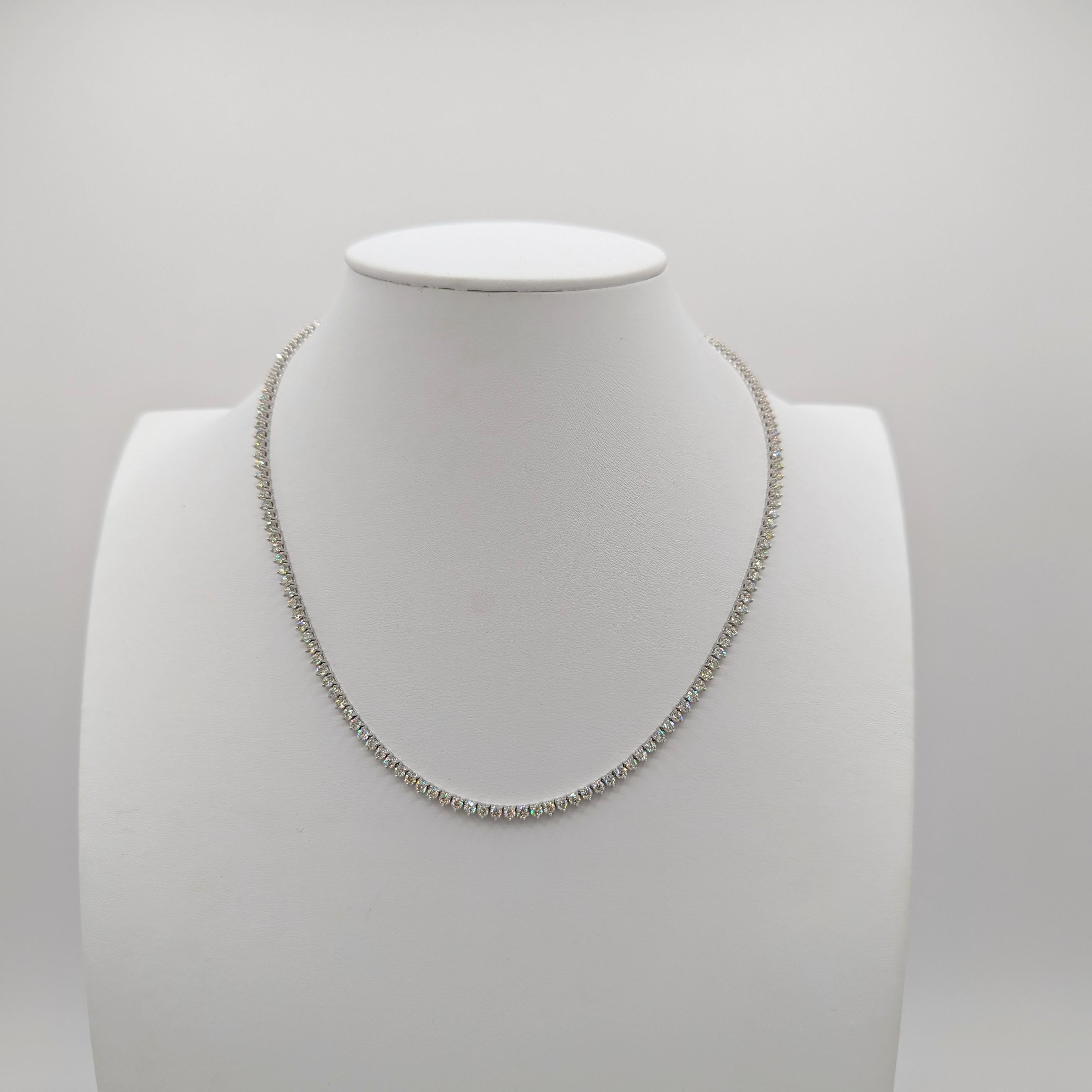 White Diamond Round Tennis Necklace in 14K White Gold In New Condition For Sale In Los Angeles, CA
