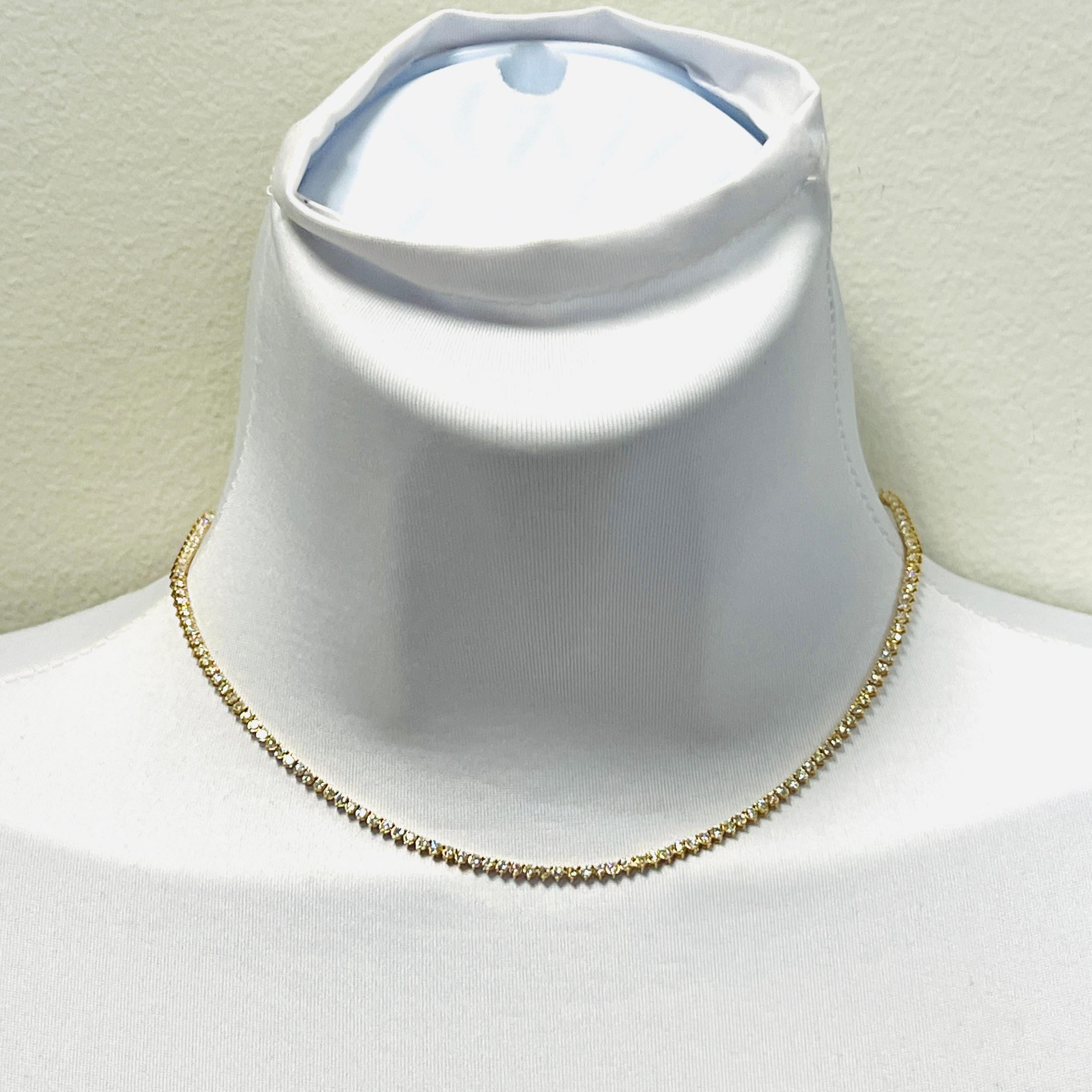 Magnifique diamant blanc rond de 5.20 ct.  Fabriqué à la main en or jaune 14k.  La longueur est de 16