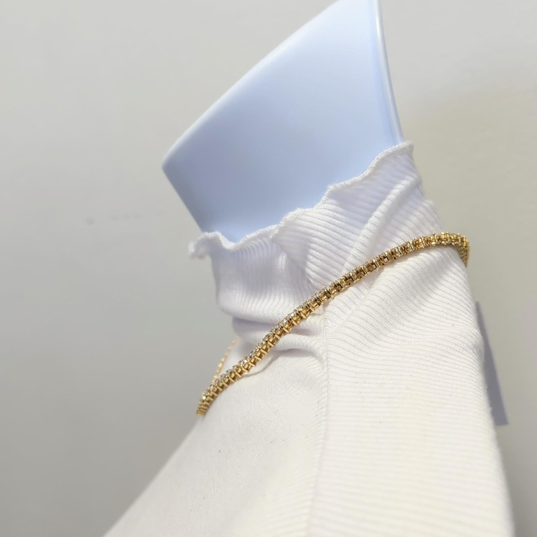 Runde Tennis-Halskette aus 14 Karat Gelbgold mit weißenen weißen Diamanten (Rundschliff) im Angebot