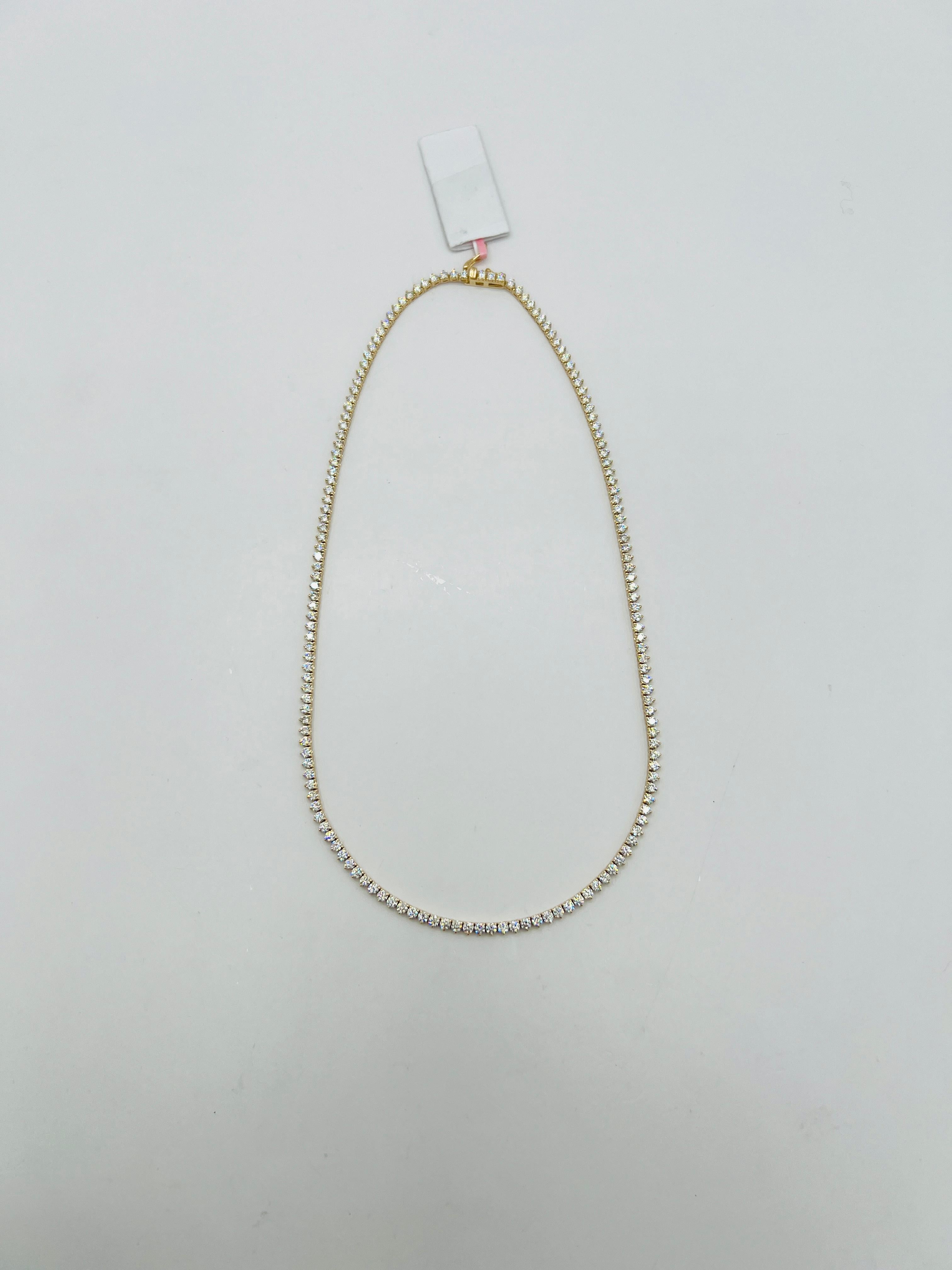 White Diamond Round Tennis Necklace in 14K Yellow Gold In New Condition For Sale In Los Angeles, CA