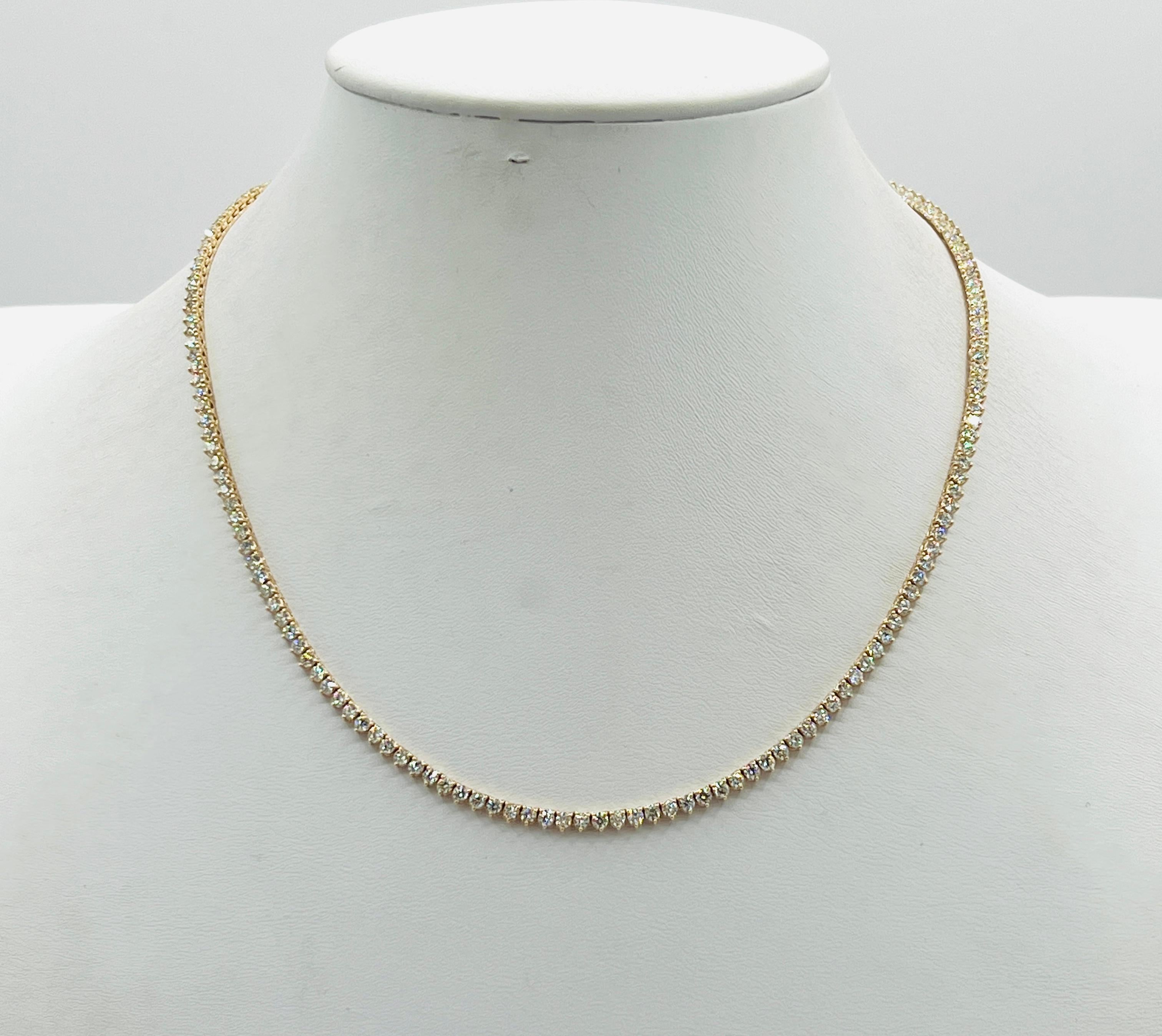 Collier tennis rond en or jaune 14 carats avec diamants blancs en vente 1