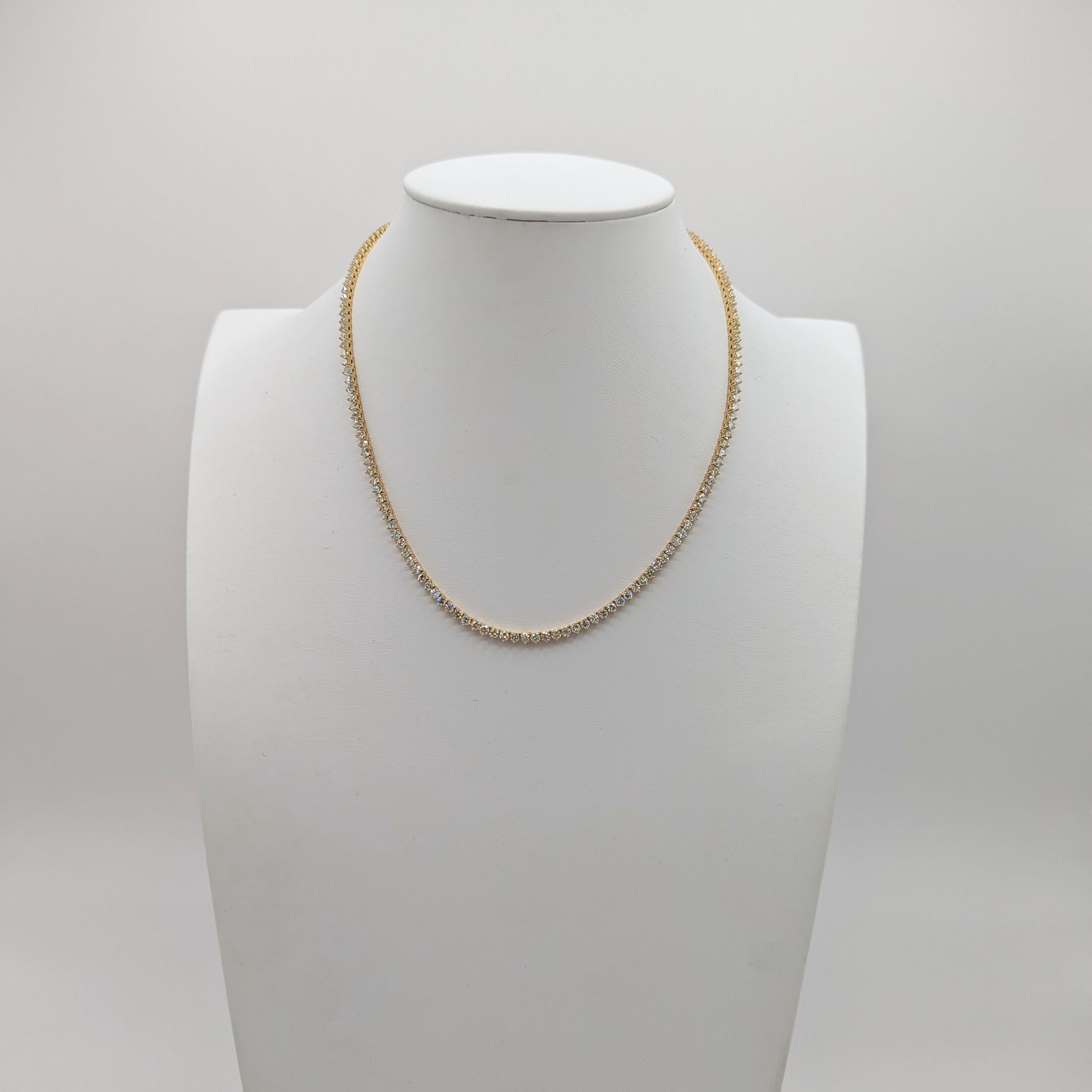 White Diamond Round Tennis Necklace in Yellow Gold In New Condition For Sale In Los Angeles, CA