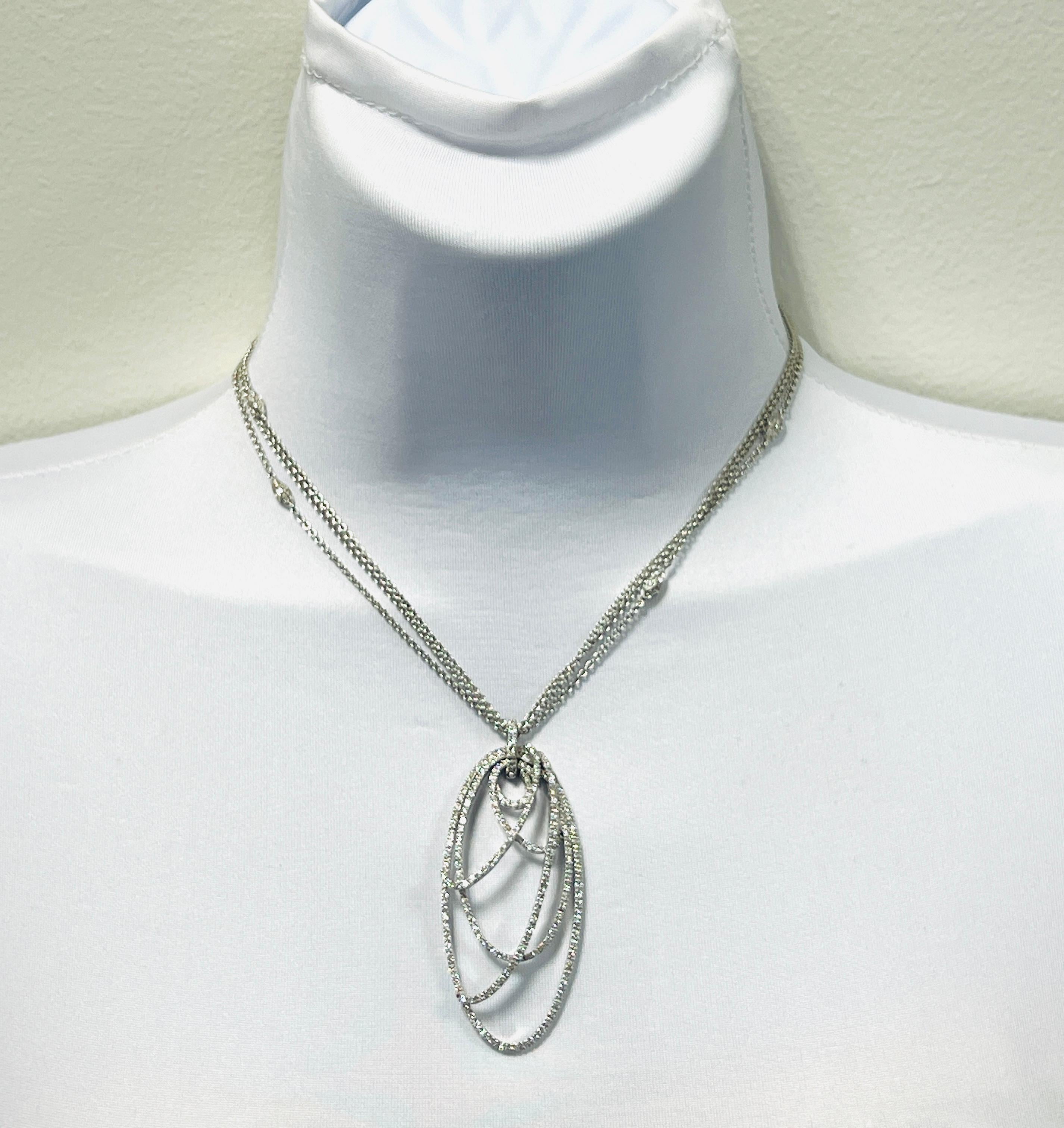 Splendidi diamanti bianchi di buona qualità in questo pendente ovale decorato.  Realizzato a mano in oro bianco 18 carati.  La lunghezza è di 16