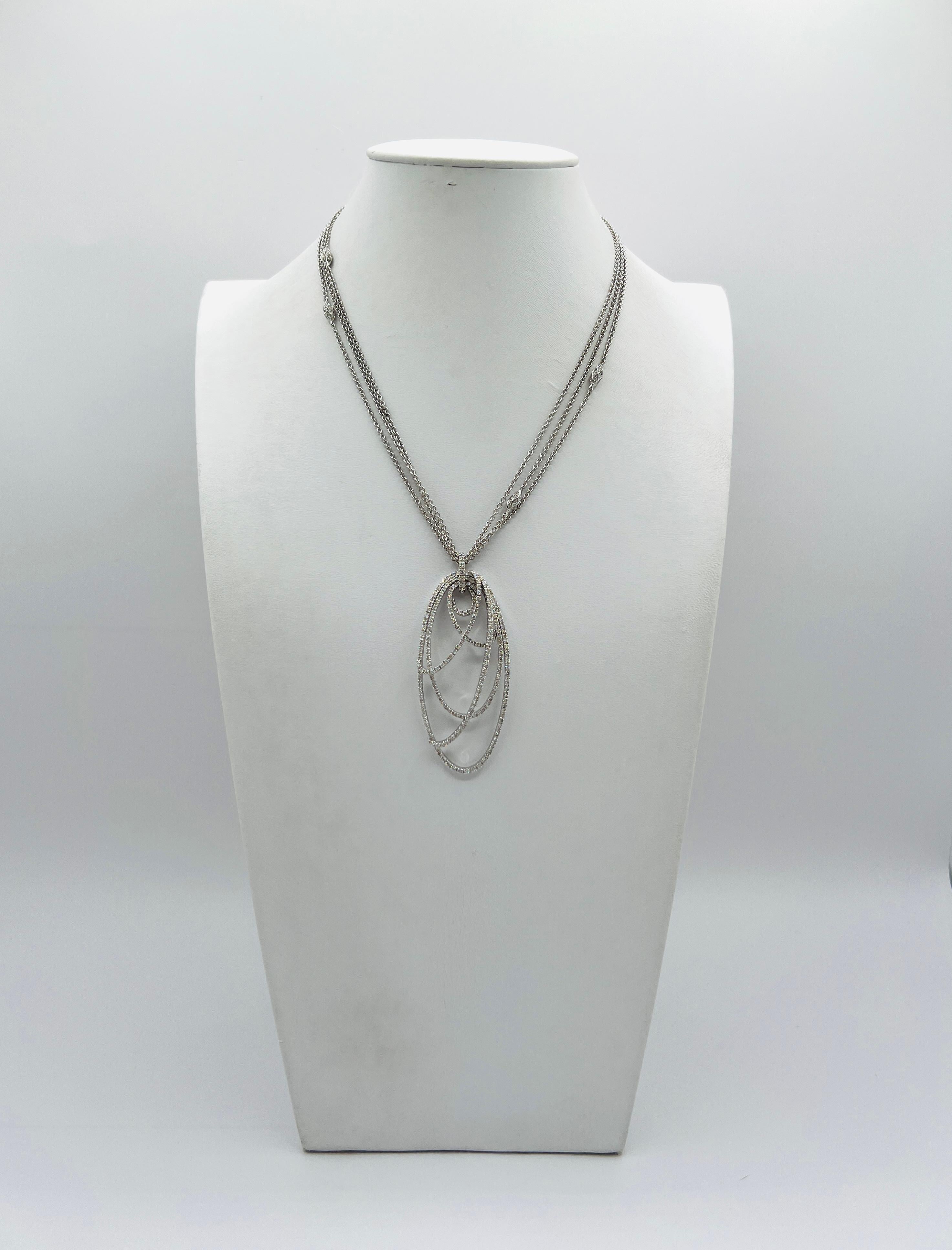 Taglio rotondo Collana a catena tripla con diamanti bianchi in oro bianco 18 carati in vendita