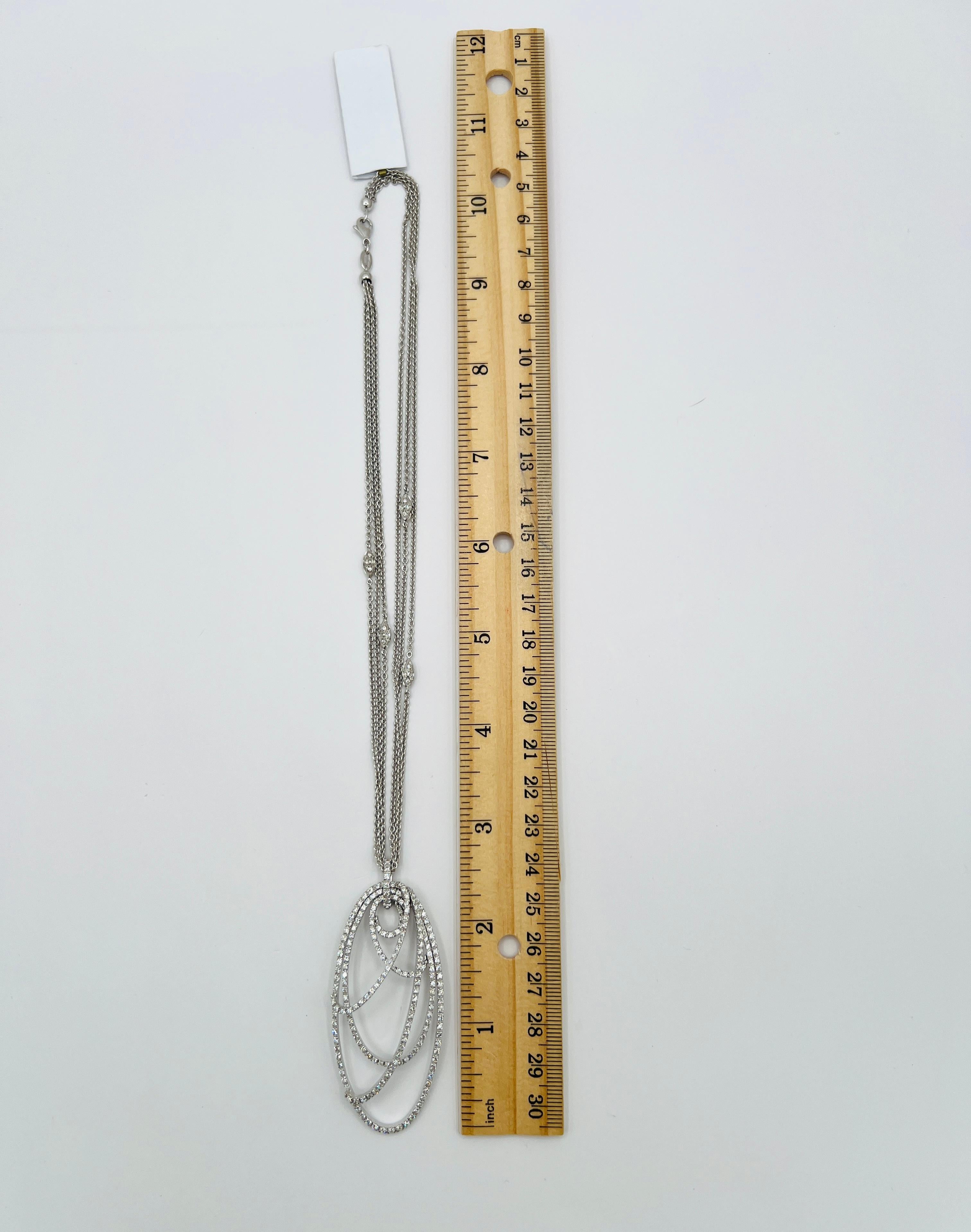 Collana a catena tripla con diamanti bianchi in oro bianco 18 carati in vendita 1