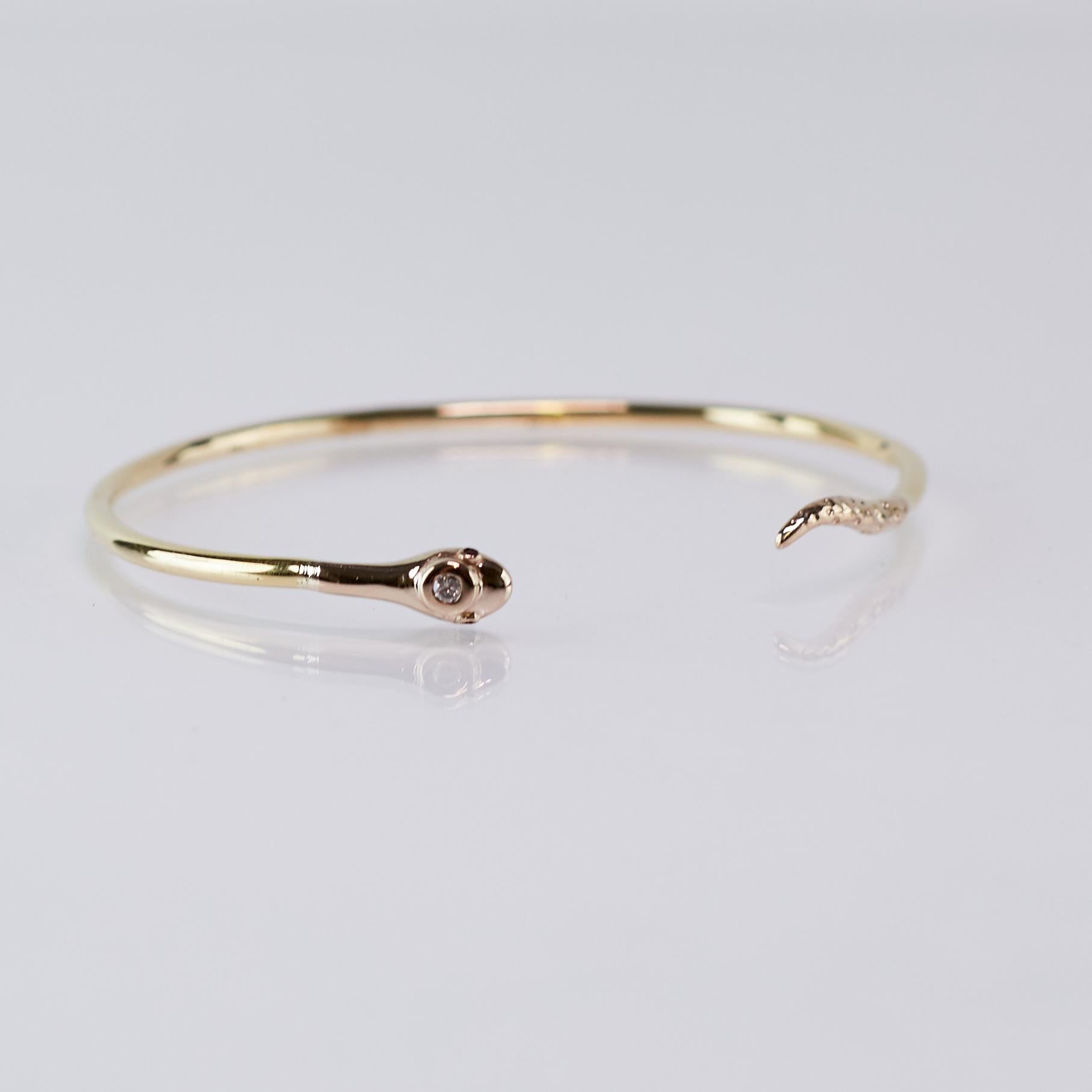 Weißer Diamant Gold Schlange Armband Armreif Viktorianischer Stil Rubin Augen J DAUPHIN

Er hat 2 Rubinaugen und einen Weißen Diamanten auf dem Kopf.
Handgefertigt in Los Angeles

Auf Bestellung gefertigt 3-4 Wochen bis zur Fertigstellung
