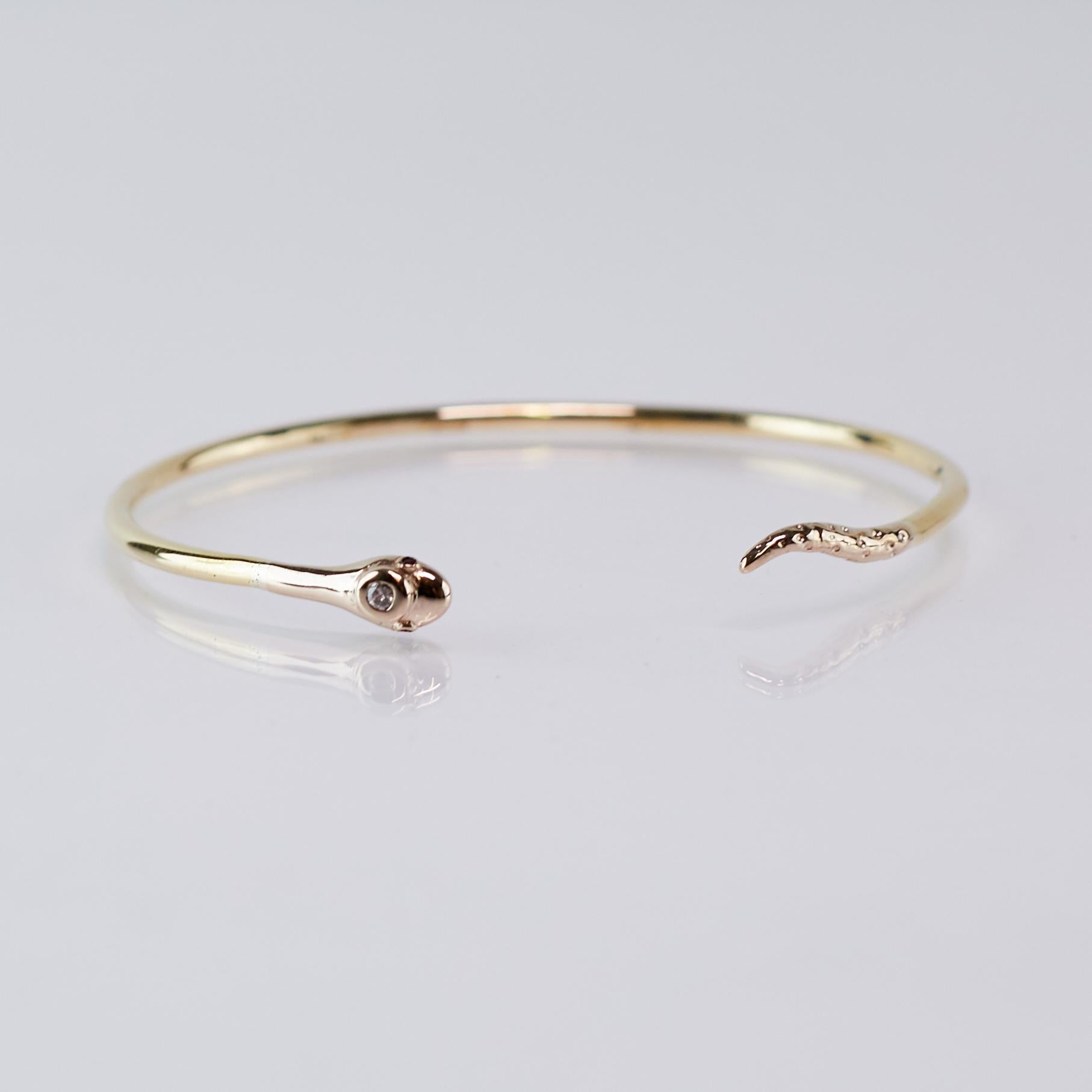 Contemporain Bracelet serpent en or 14 carats avec diamants blancs et rubis de style victorien J Dauphin en vente