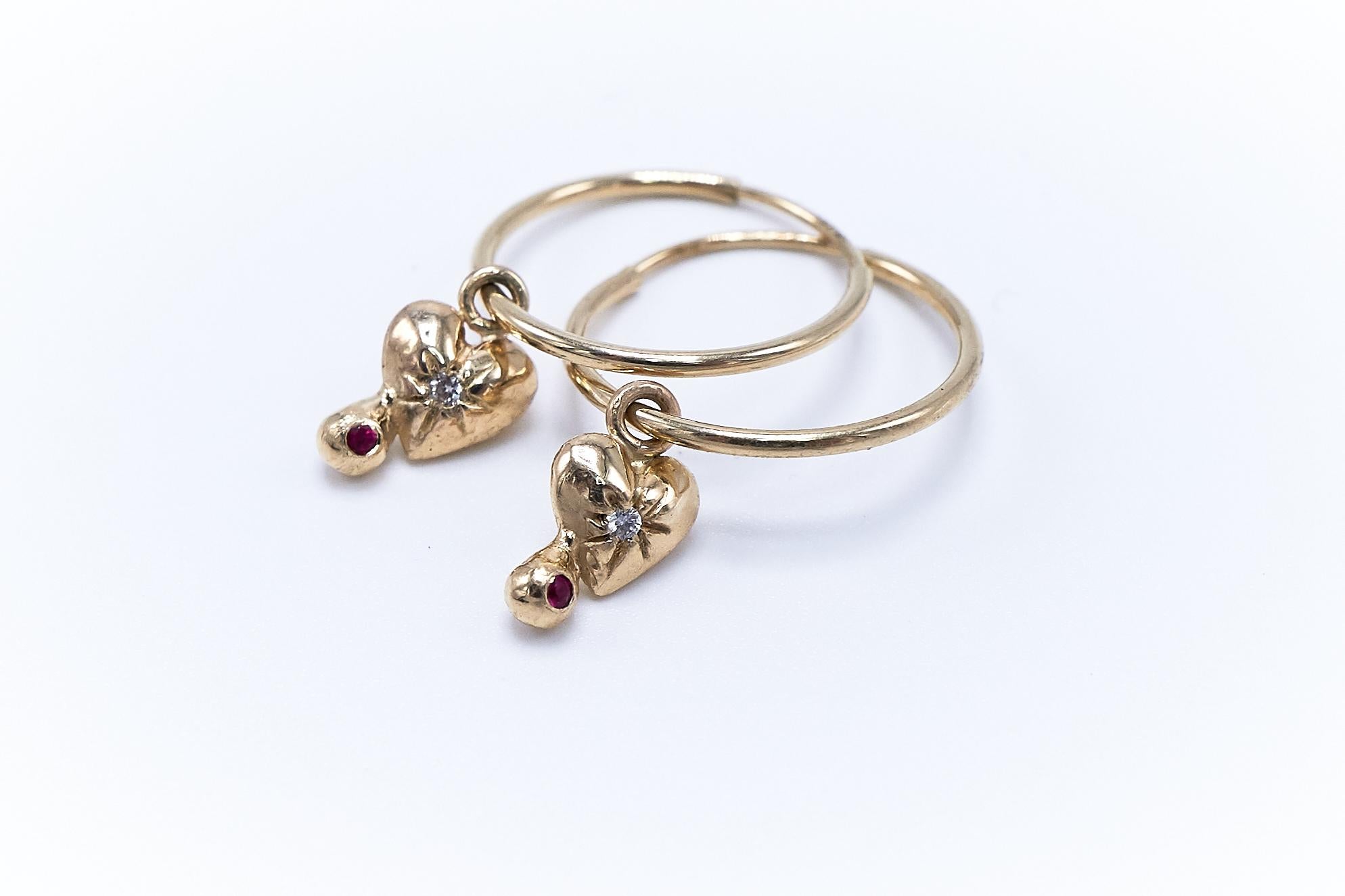 Taille brillant J Dauphin, créoles en forme de cœur en or avec diamants blancs et rubis en vente