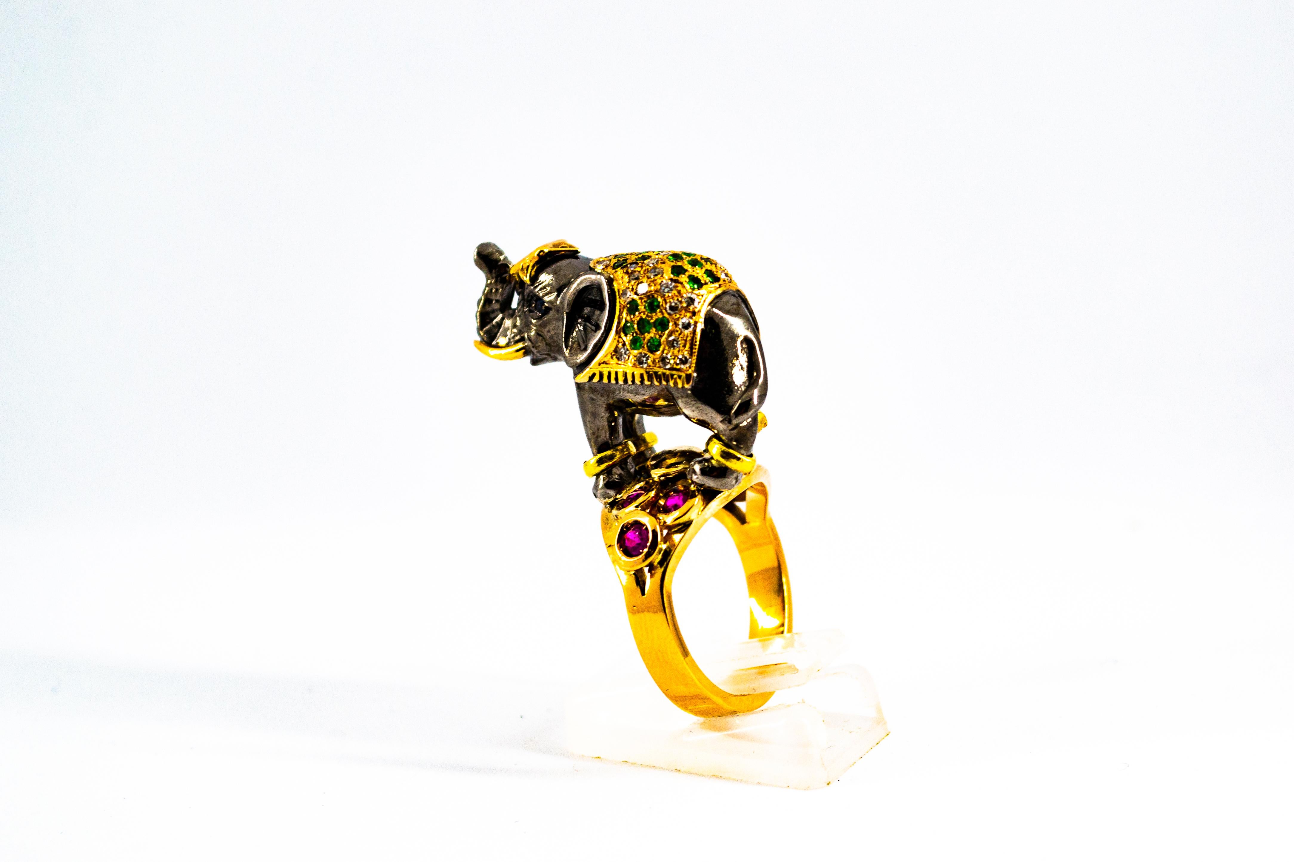 Anello Elefante Cocktail in oro giallo con diamante bianco, zaffiro e zaffiro. in vendita 4