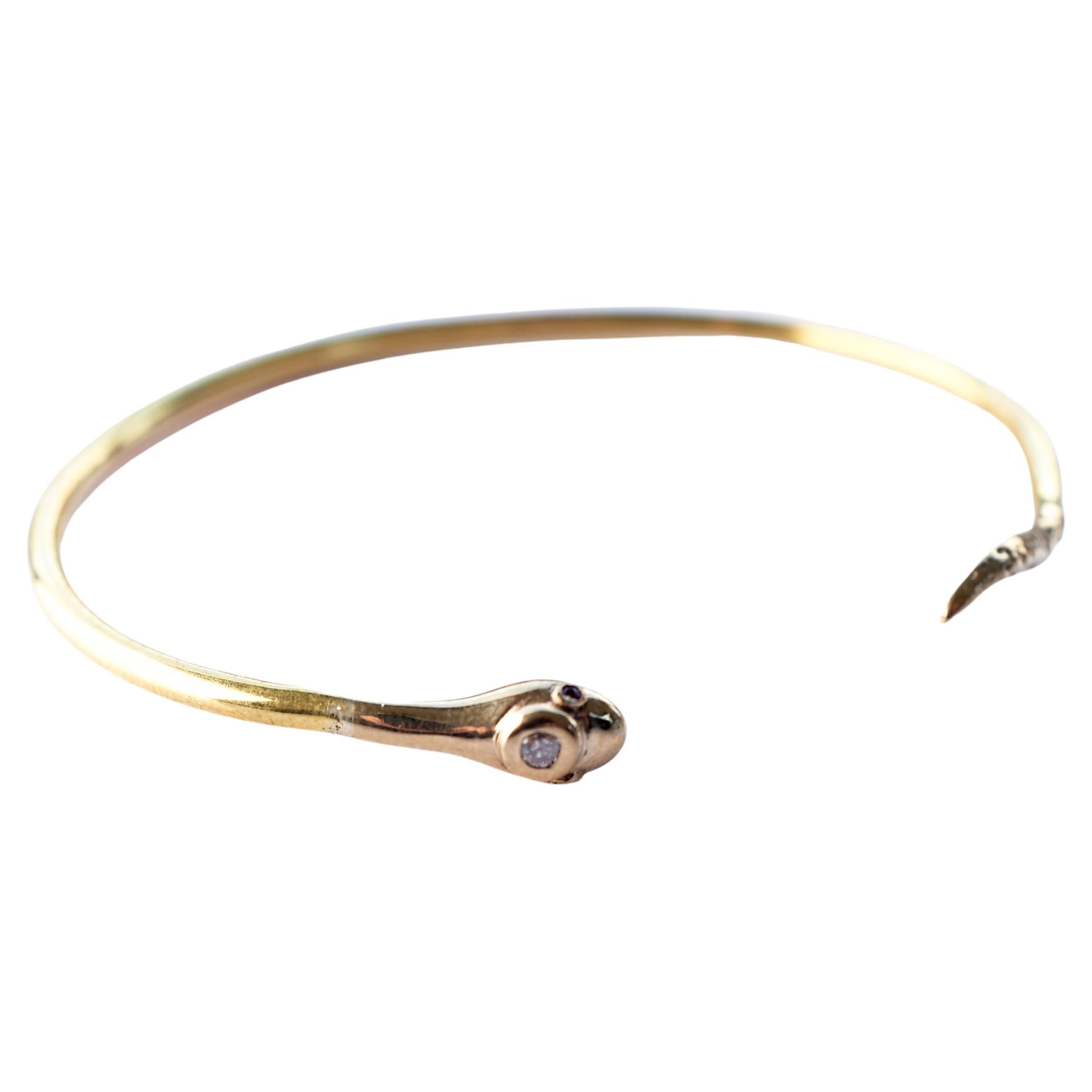 Taille brillant J Dauphin Bracelet manchette jonc serpent en bronze avec diamants blancs et rubis en vente