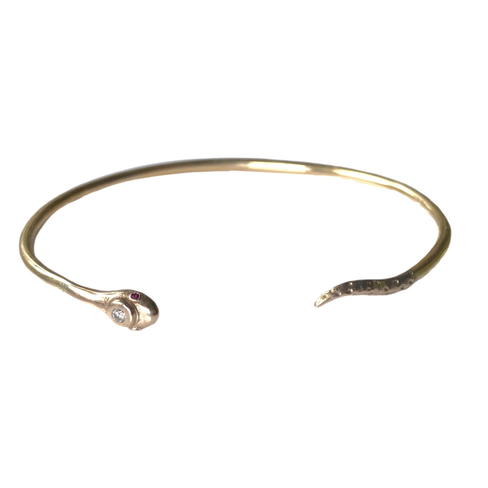 Bracelet manchette en bronze J DAUPHIN avec diamant blanc, rubis et serpent.

Fabriqué à la main à Los Angeles
Fabriqué sur commande, 3 semaines pour être achevé