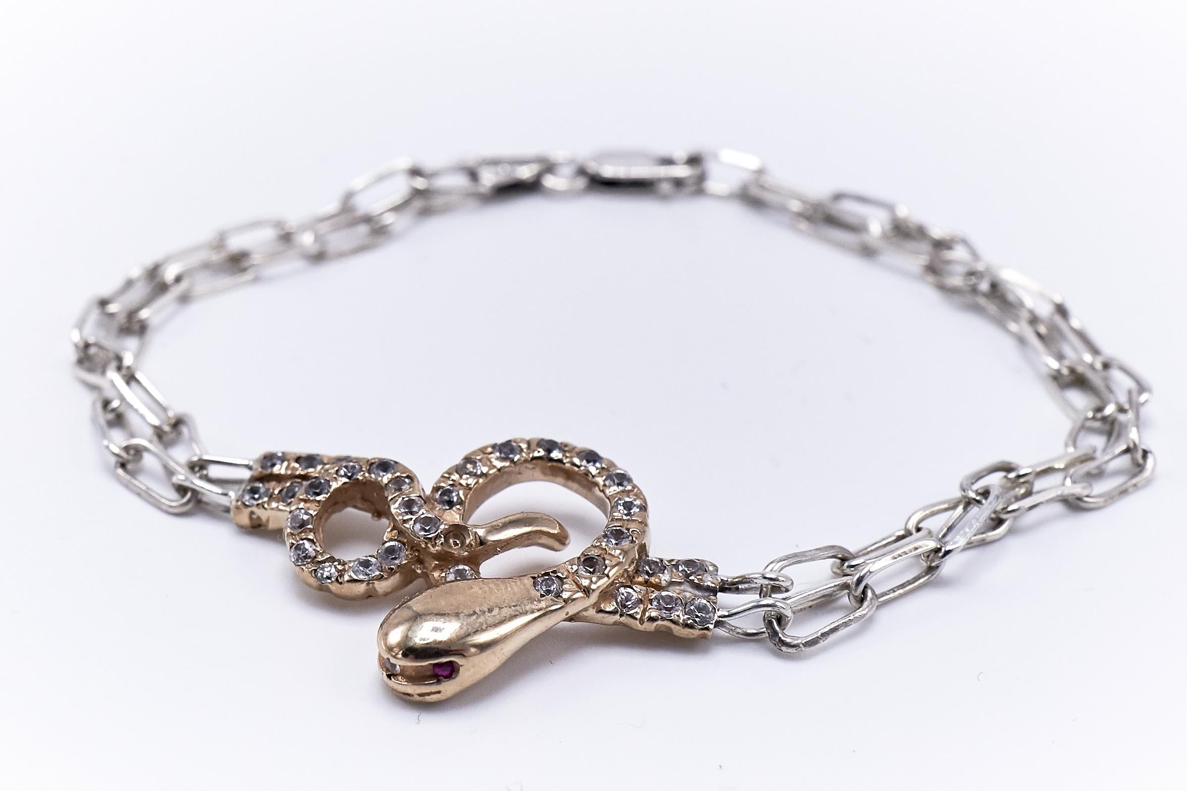 Contemporaneo Bracciale a serpente con diamante bianco e rubino Catena d'argento Ciondolo di bronzo in vendita