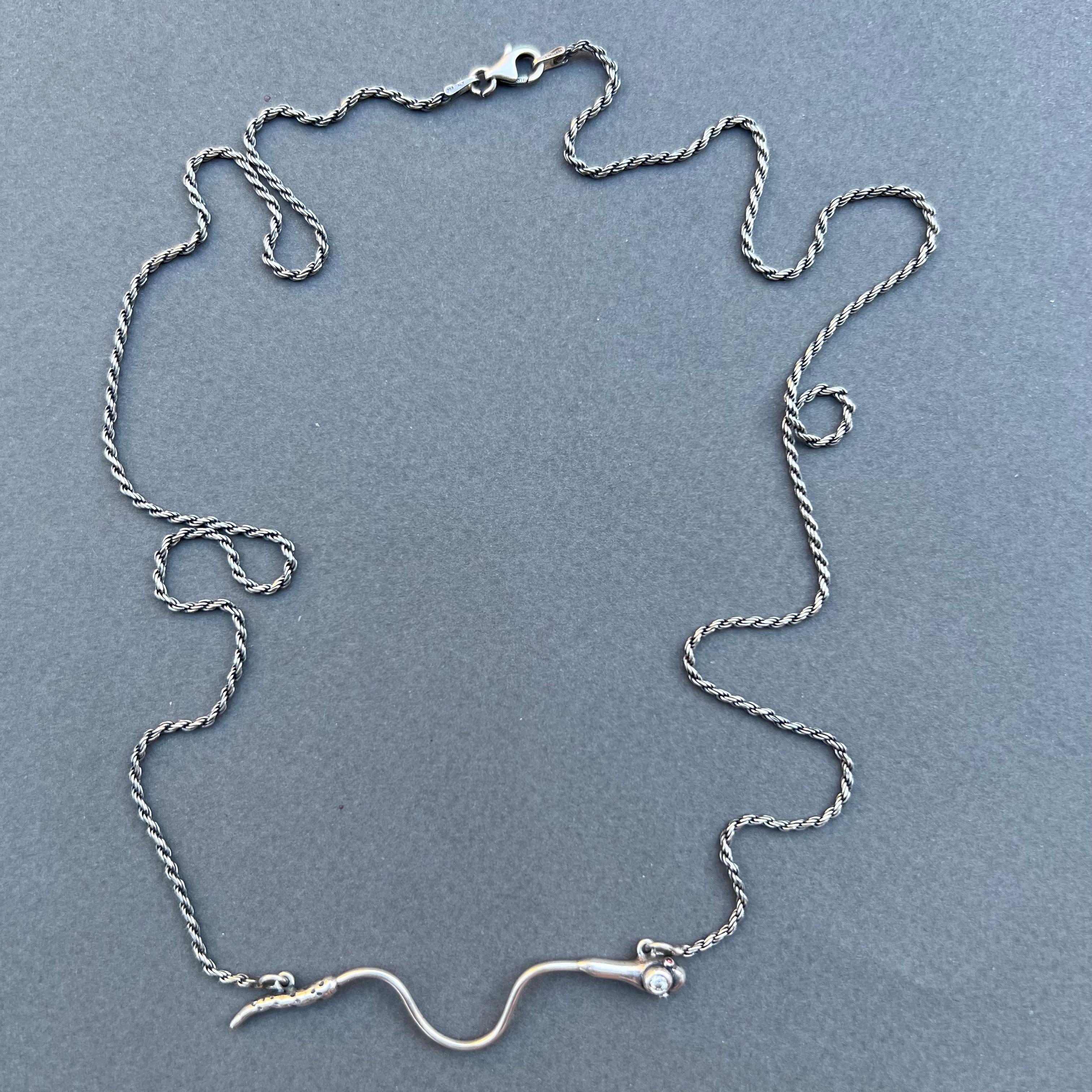 Bijoux animaliers Collier serpent en diamants blancs, rubis et chaîne en argent italien J Dauphin en vente 1