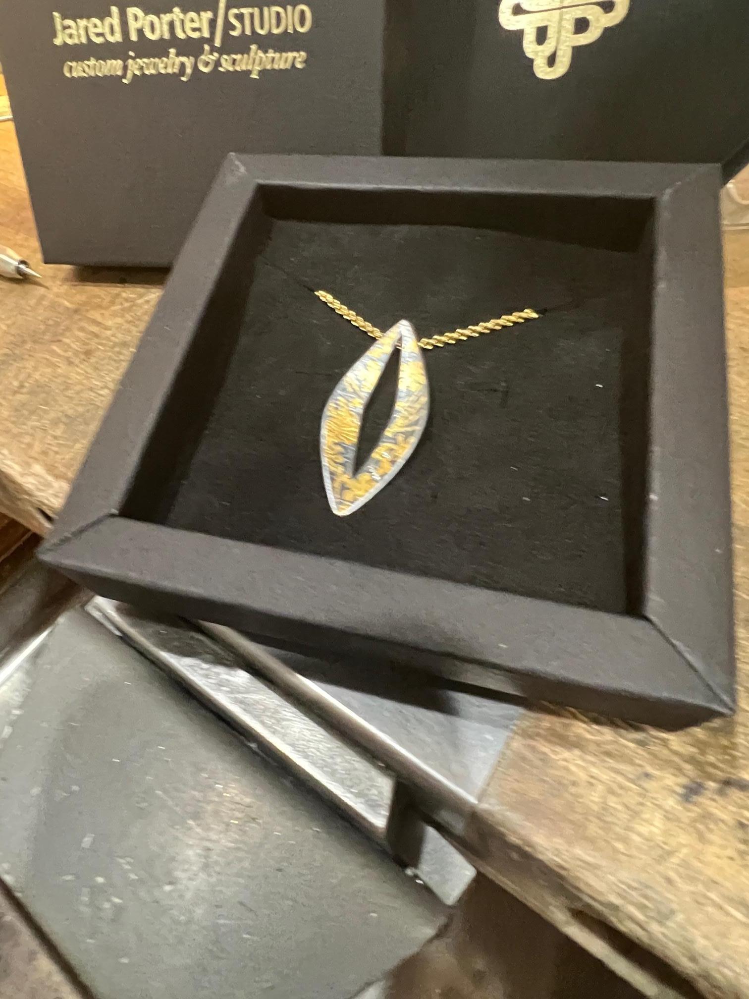 Brilliant Cut White Diamond Scattered 24K Keum-boo Gold Leaf Floral Sun Ellipse Frame Necklace For Sale