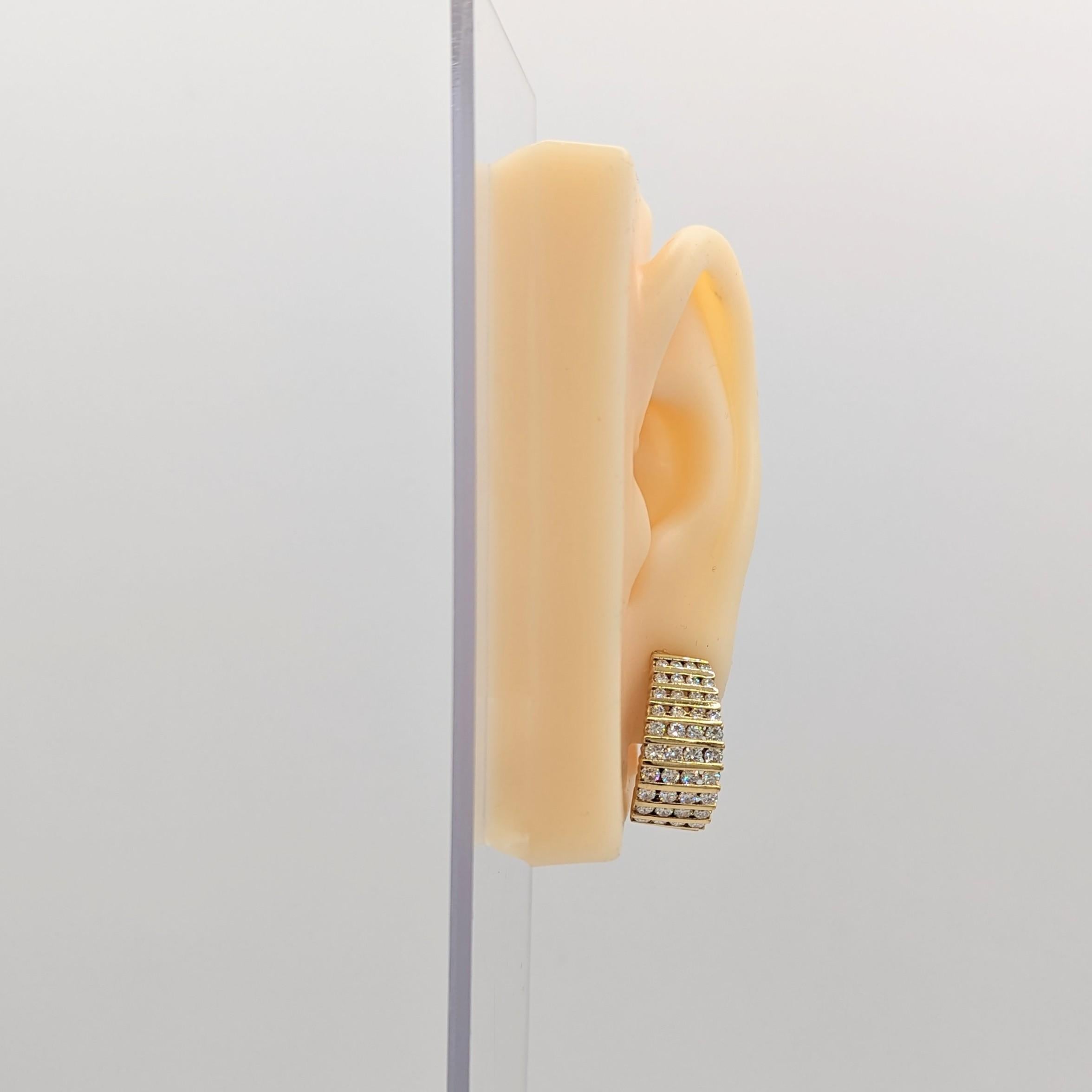 Semi-Hoop-Ohrringe mit weißen Diamanten aus 18 Karat Gelbgold (Baguetteschliff) im Angebot