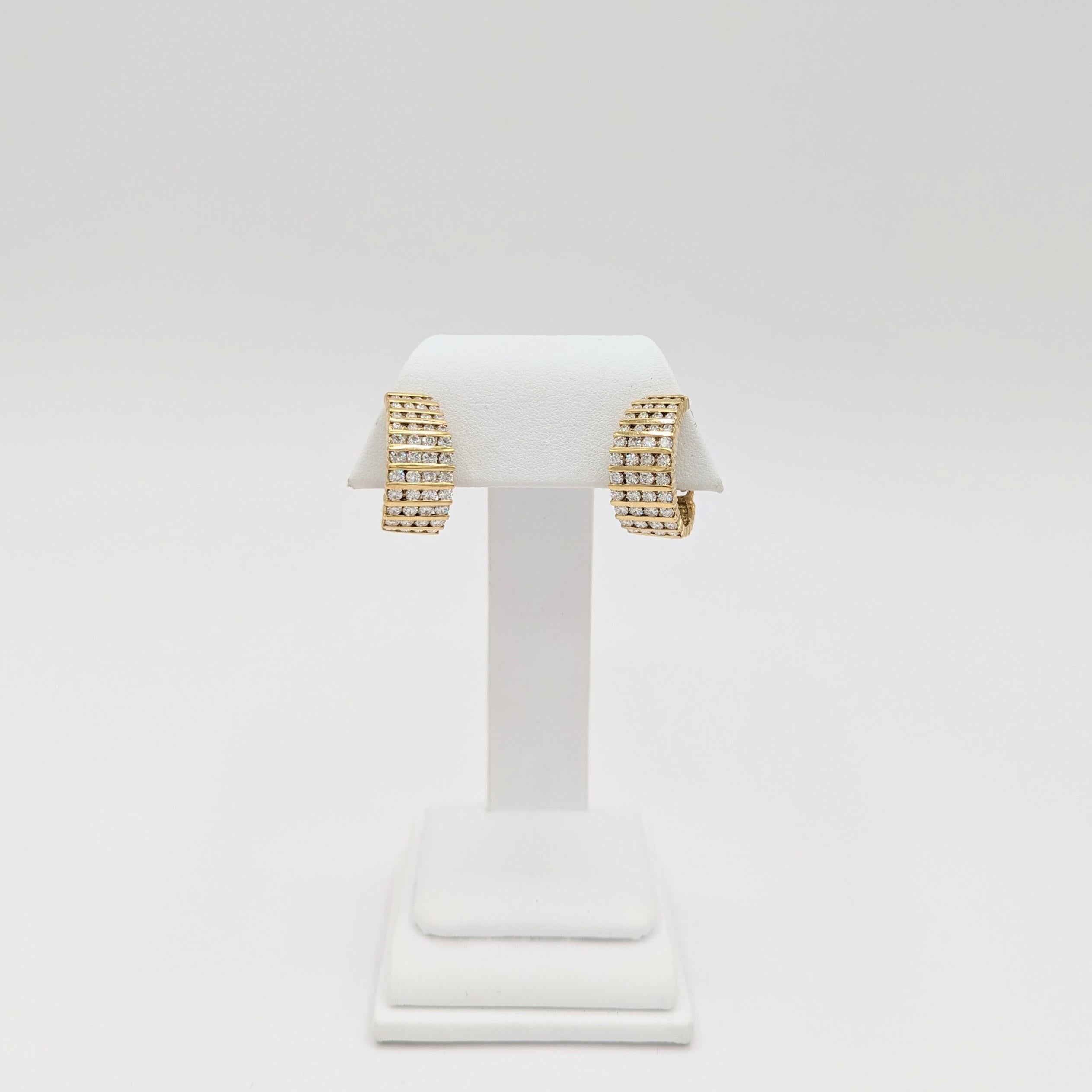 Semi-Hoop-Ohrringe mit weißen Diamanten aus 18 Karat Gelbgold im Zustand „Neu“ im Angebot in Los Angeles, CA