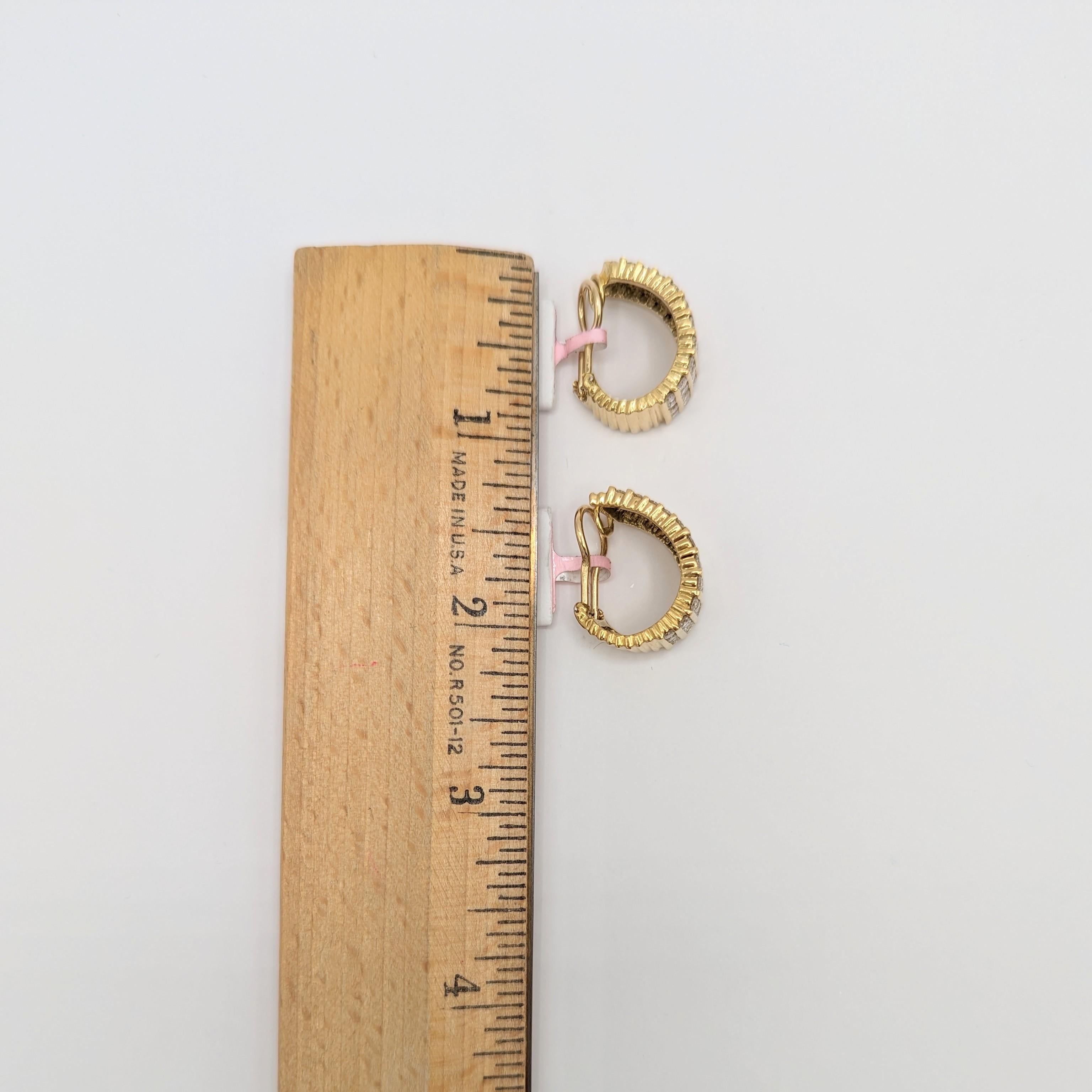Semi-Hoop-Ohrringe mit weißen Diamanten aus 18 Karat Gelbgold im Angebot 1