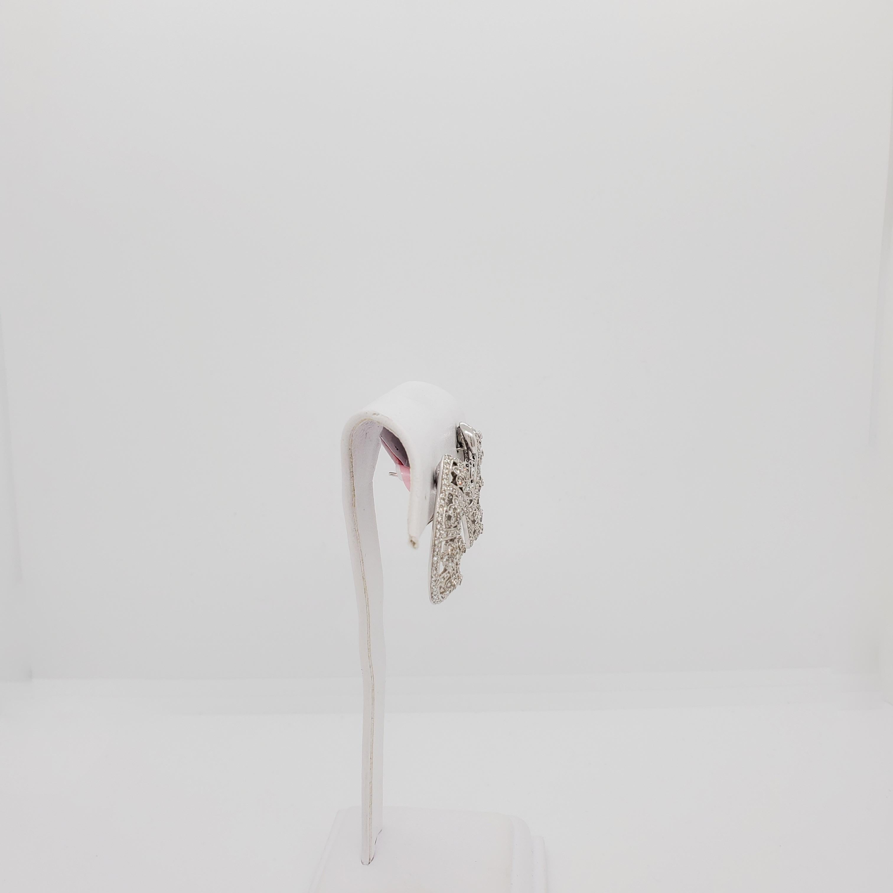 Weiße Diamant-Halbreif-Blumen-Cluster-Ohrringe aus 18 Karat Weißgold für Damen oder Herren im Angebot