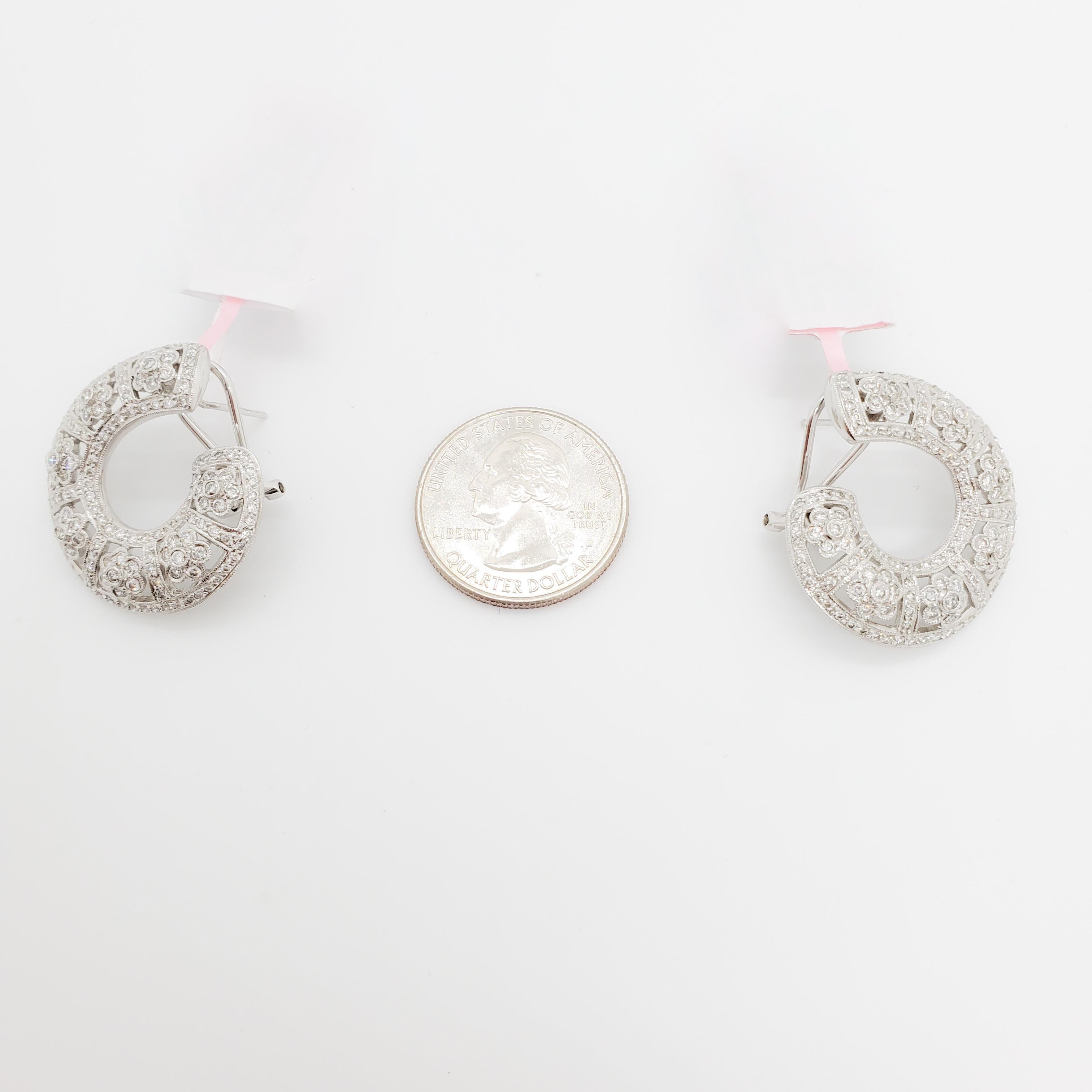 Weiße Diamant-Halbreif-Blumen-Cluster-Ohrringe aus 18 Karat Weißgold im Angebot 1