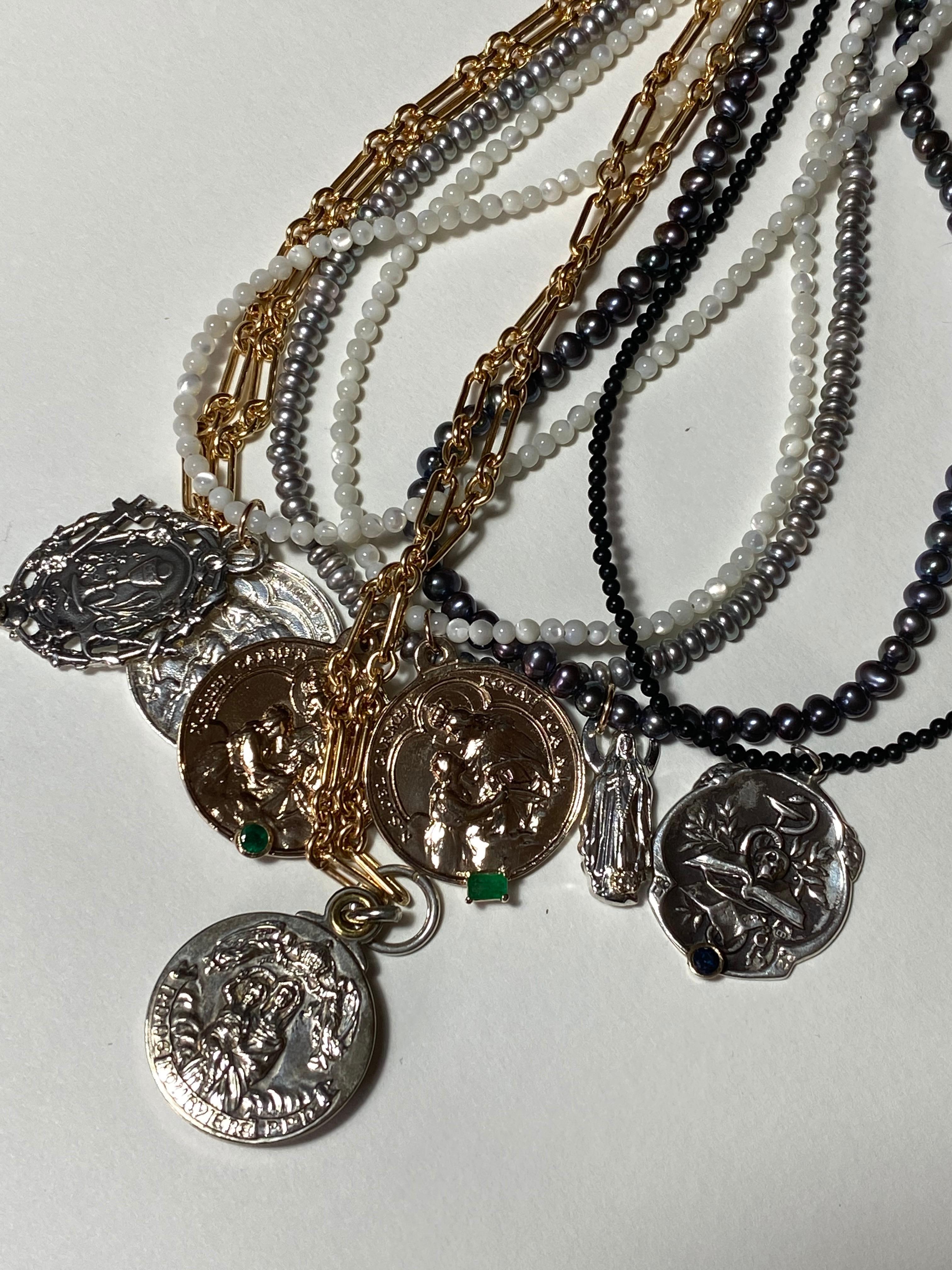 Diamante blanco Medalla de la Virgen María de plata Collar gargantilla de cuentas de coral rojo J DAUPHIN en Nuevo estado para la venta en Los Angeles, CA
