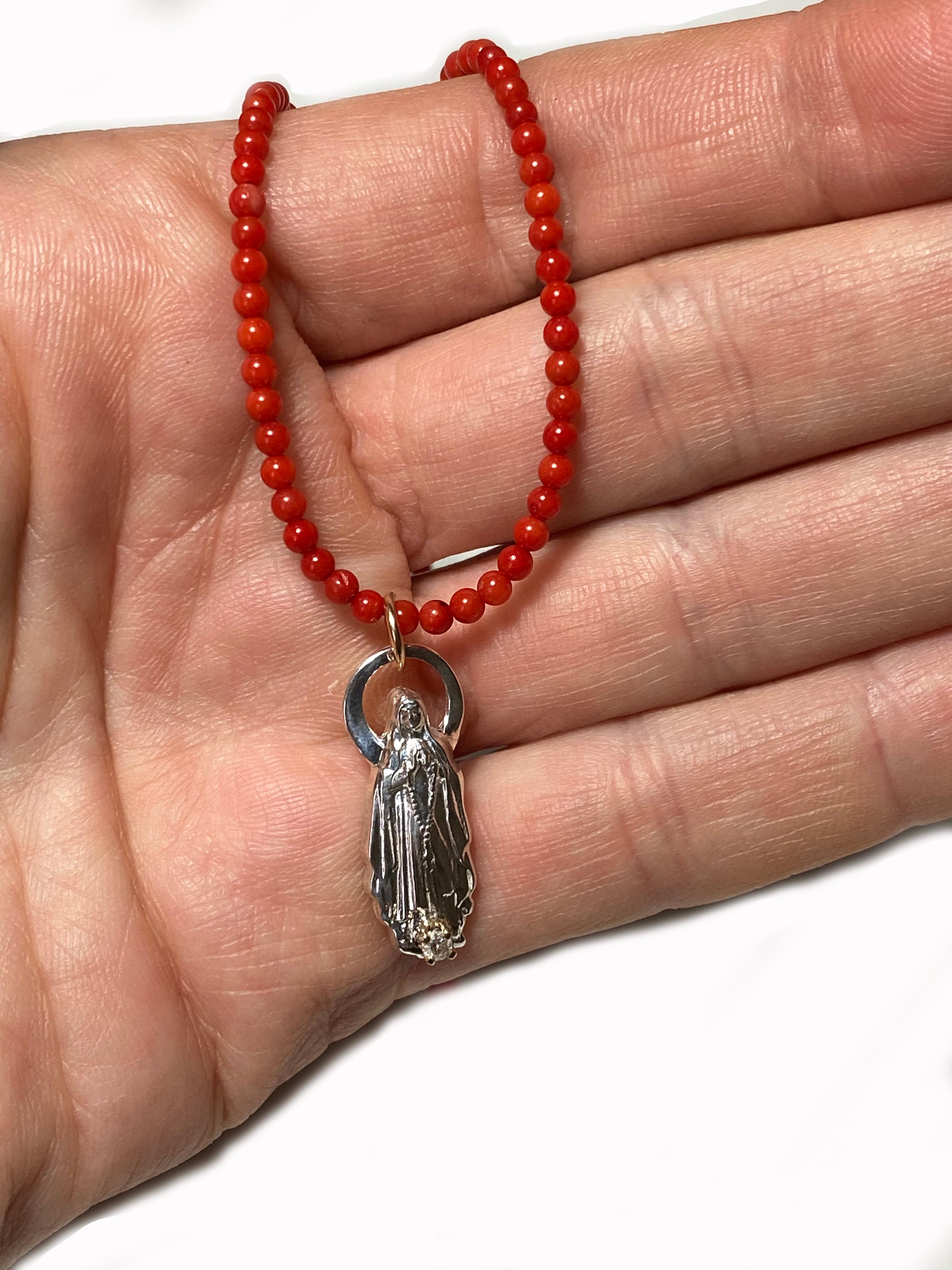Virgen María Figurilla Collar Gargantilla Coral Rojo Diamante Blanco en Nuevo estado para la venta en Los Angeles, CA