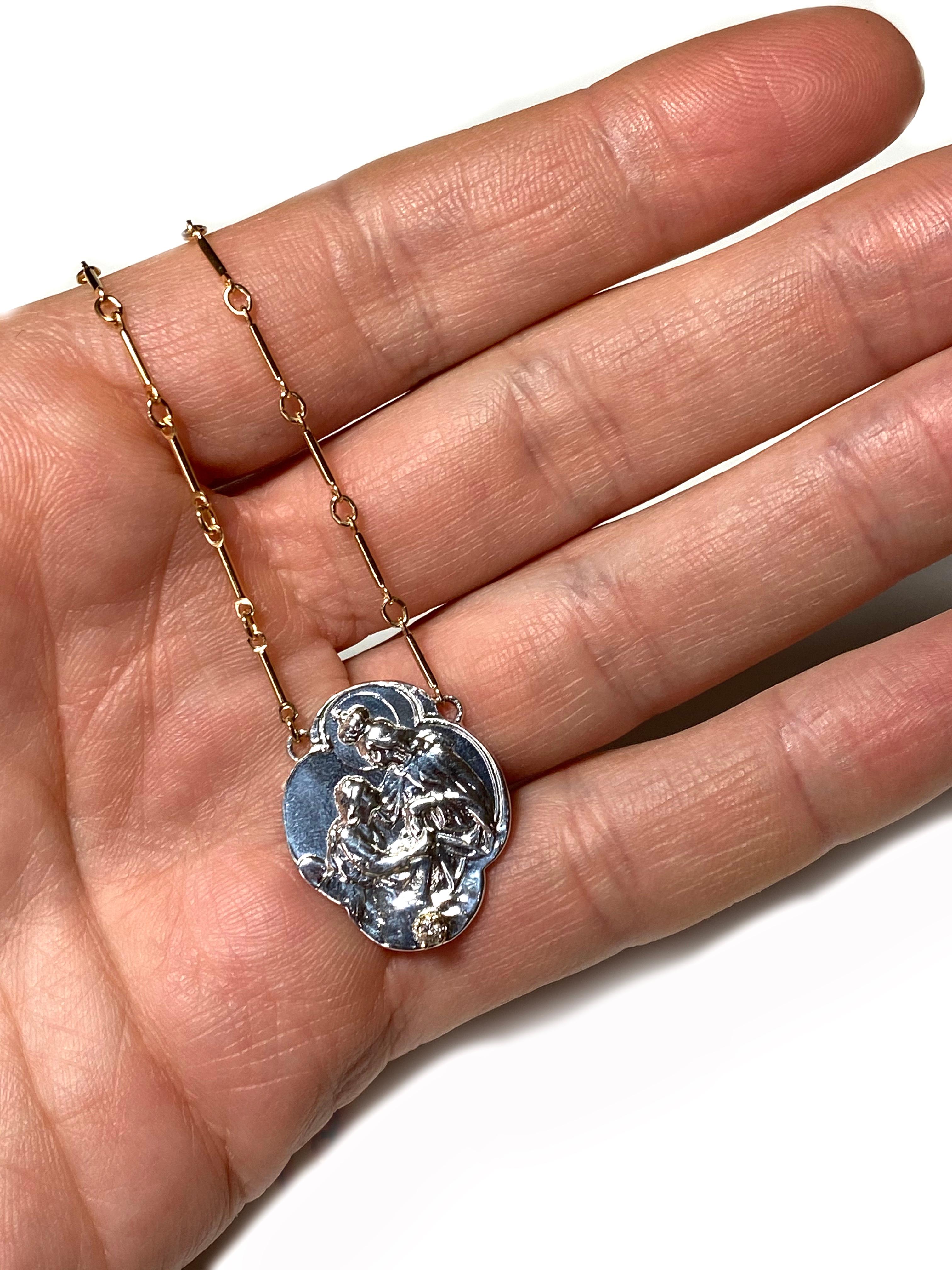 Collana d'argento con diamanti bianchi incastonati per la Vergine Medal, catenina in oro di J DAUPHIN

Un pezzo esclusivo con una medaglia della Vergine in argento con un diamante bianco incastonato in un ciondolo con punte d'oro e una catena in