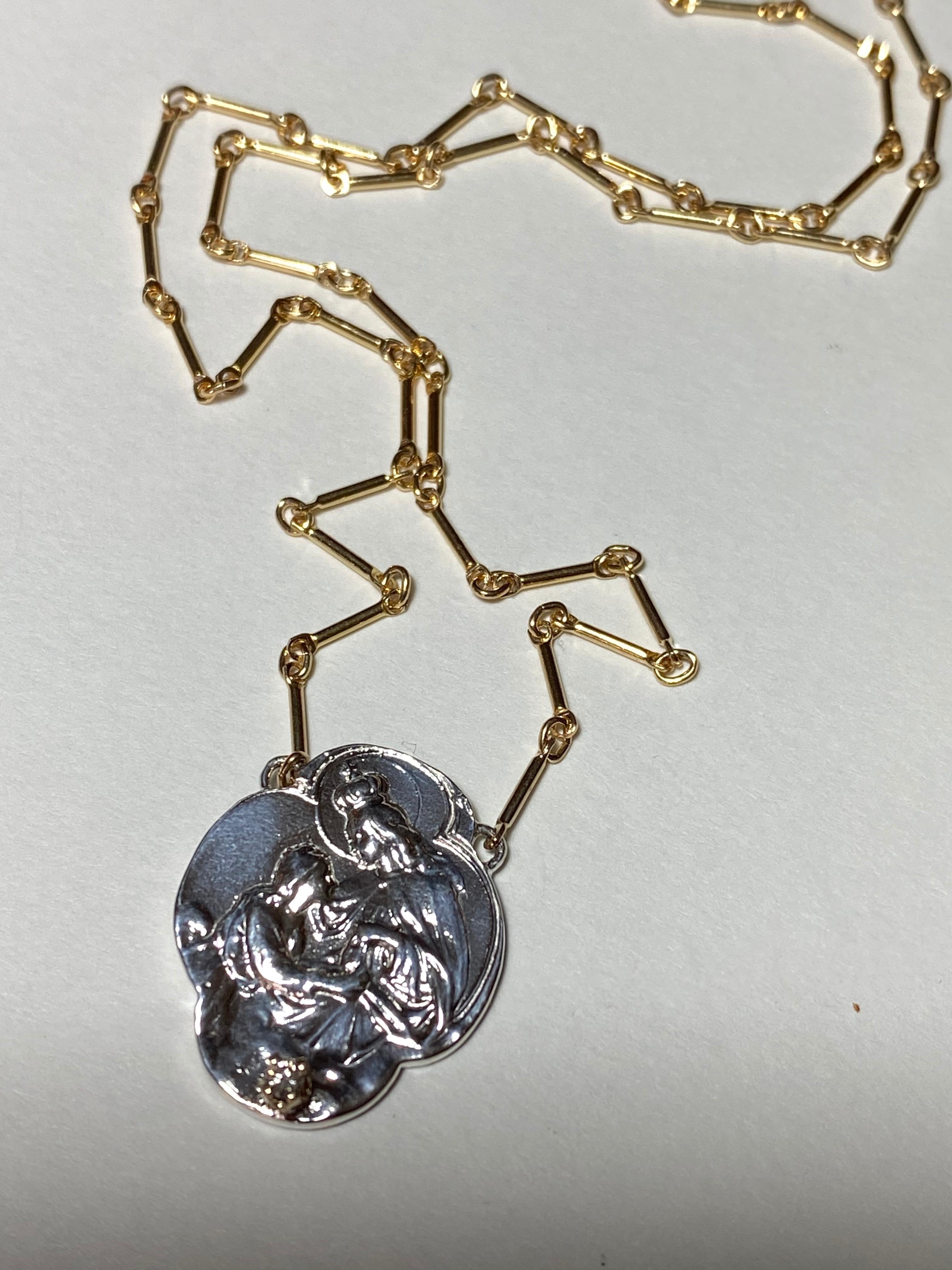 Taglio brillante Collana d'argento con diamanti bianchi incastonati sulla Medaglia della Vergine - Catena con ripieno d'oro di J DAUPHIN in vendita