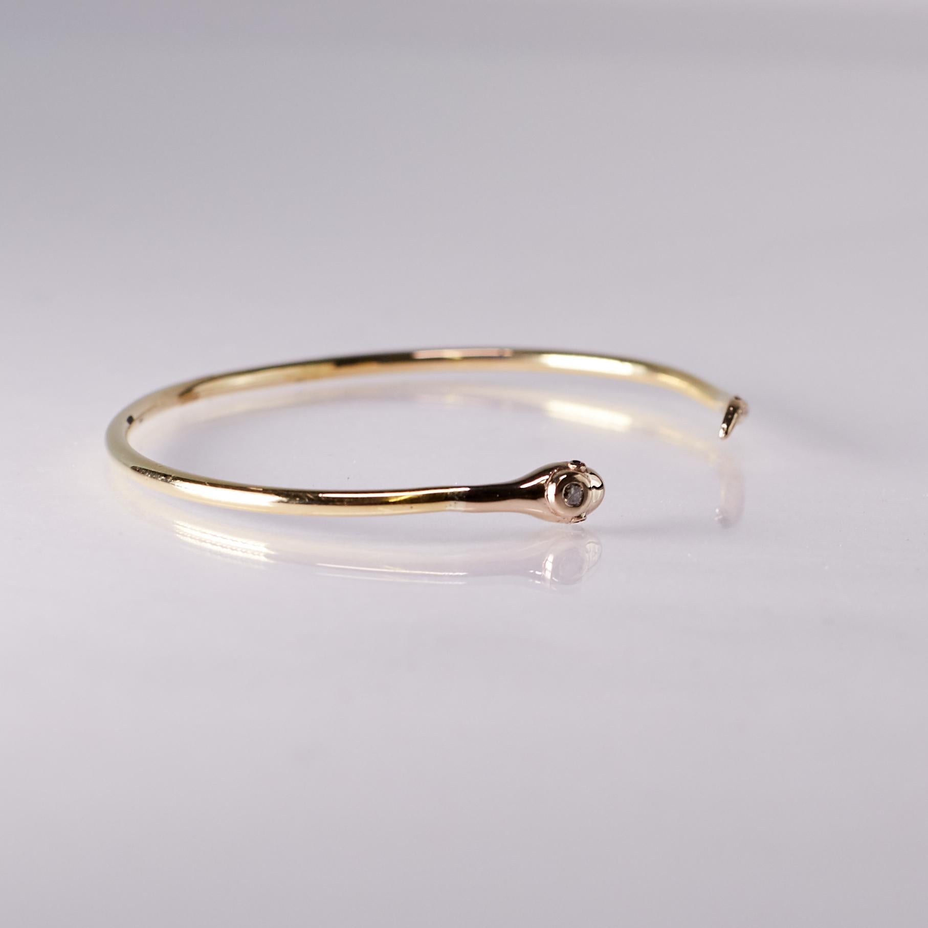Pulsera de serpiente de diamantes blancos Brazalete de oro amarillo de 18 quilates Ojos de rubí J Dauphin en Nuevo estado para la venta en Los Angeles, CA