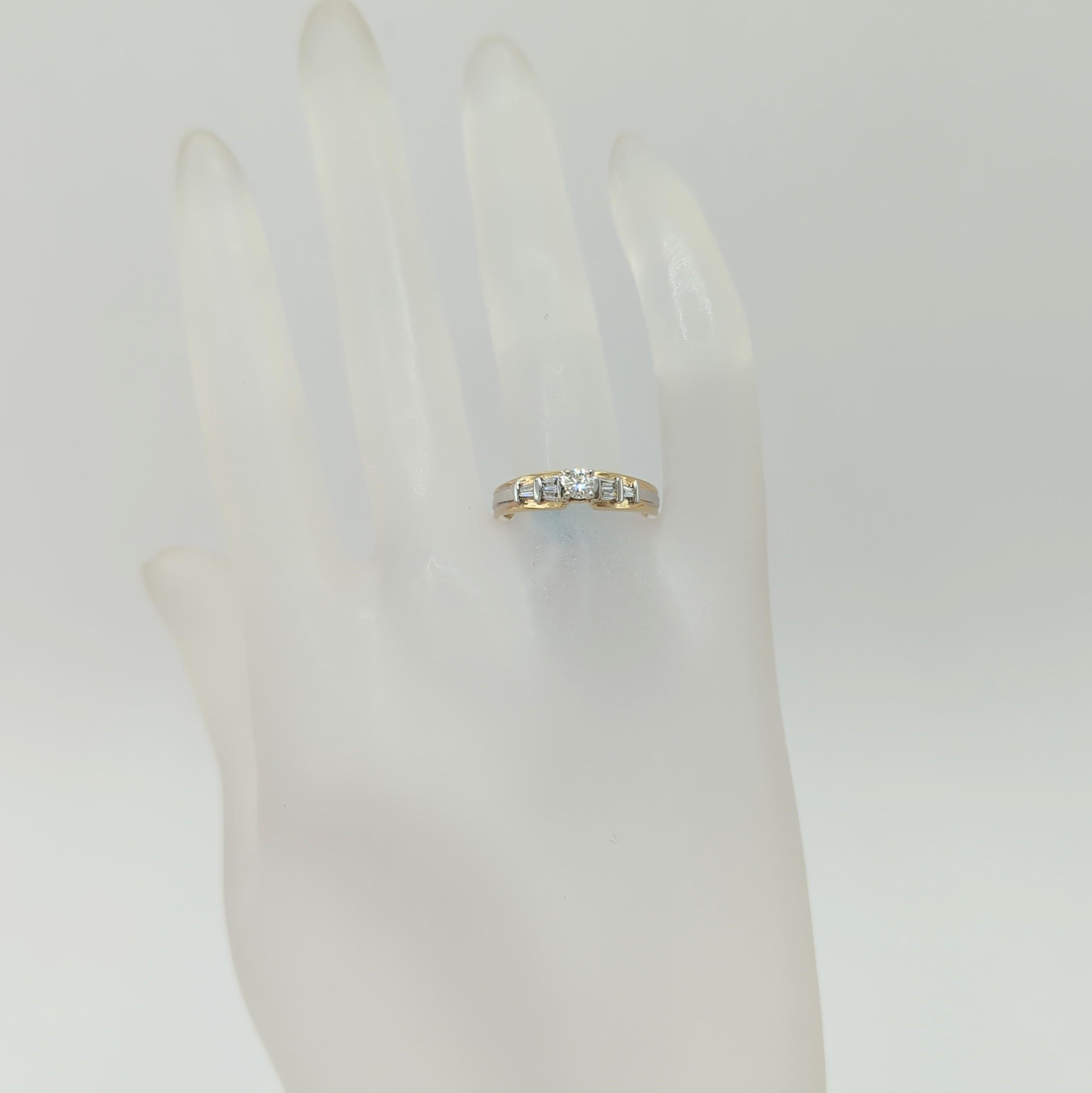 Solitärring mit weißem Diamant in 14K 2farbigem Gold (Rundschliff) im Angebot