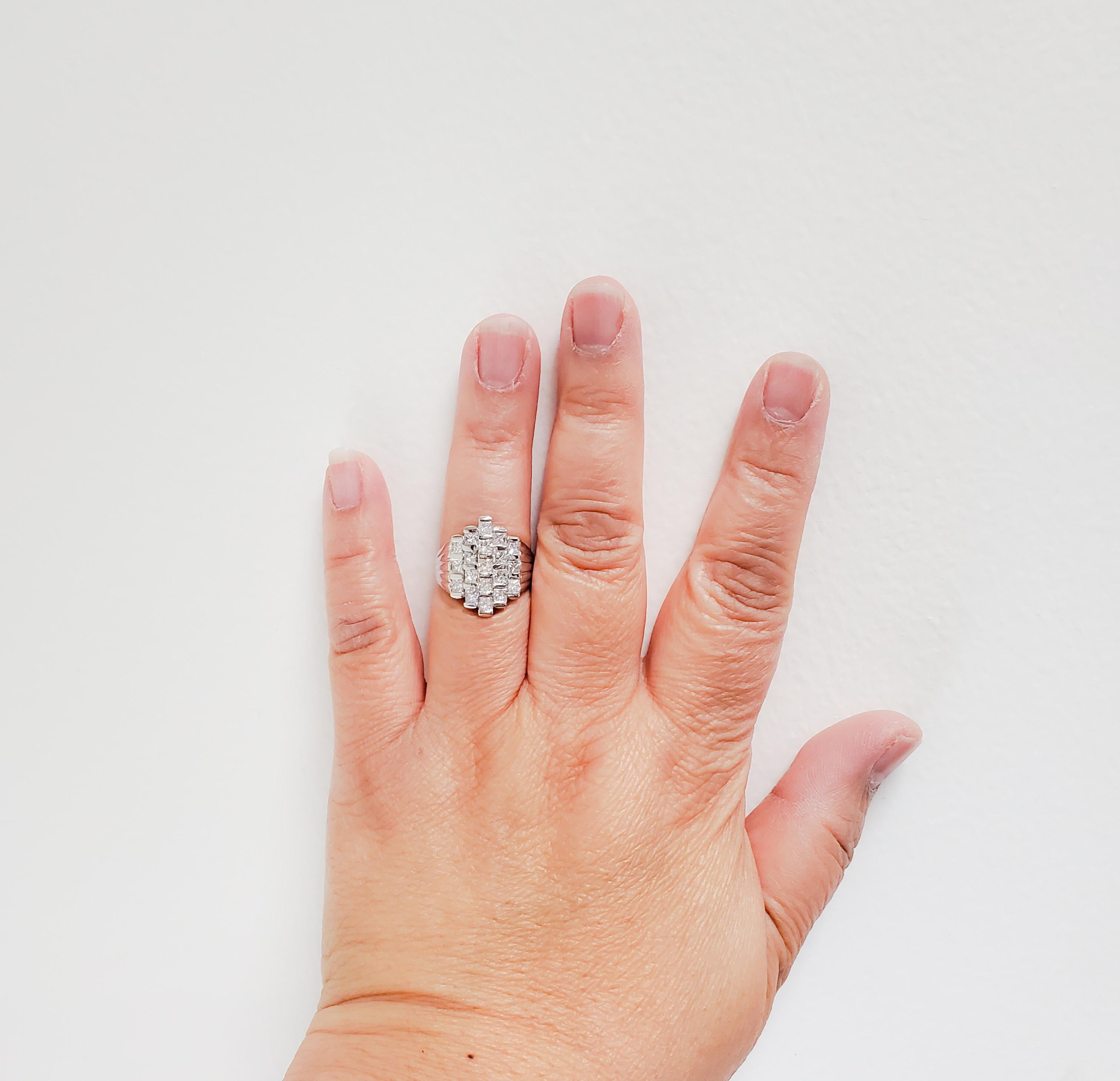 Precioso anillo de moda con cuadrados de diamantes blancos y brillantes de 1,97 ct. de buena calidad en una montura de platino hecha a mano.  Anillo talla 7,75.