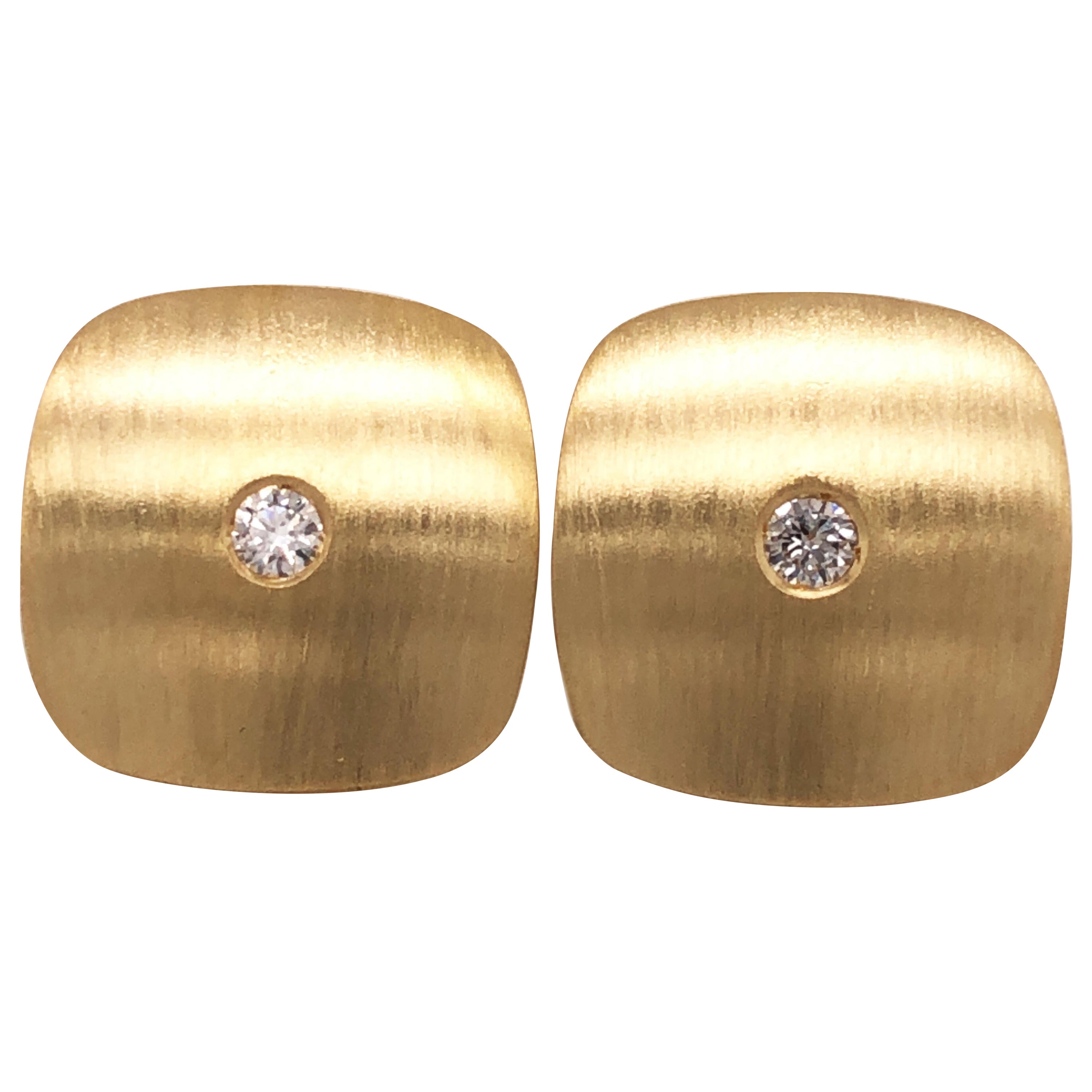 Gemelli in oro giallo spazzolato con diamante bianco a forma di quadrato 18 carati in vendita