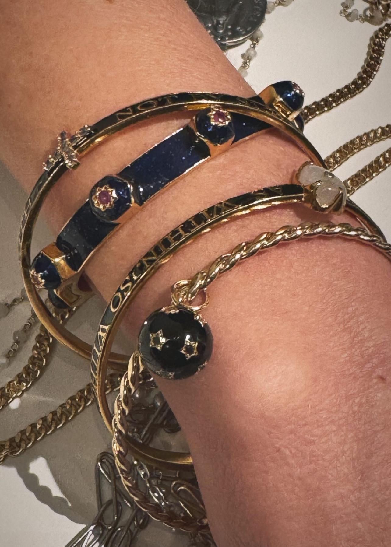 White Diamond Star Ball Bangle Bracelet Red Enamel 

Star Bangle White Diamond Black Diamond Charm Bracelet Red Enamel

Gold plated Brass
Measurement in diameter is 65 mm.

Wonderful combined with one black or white Star ball bangle, using several