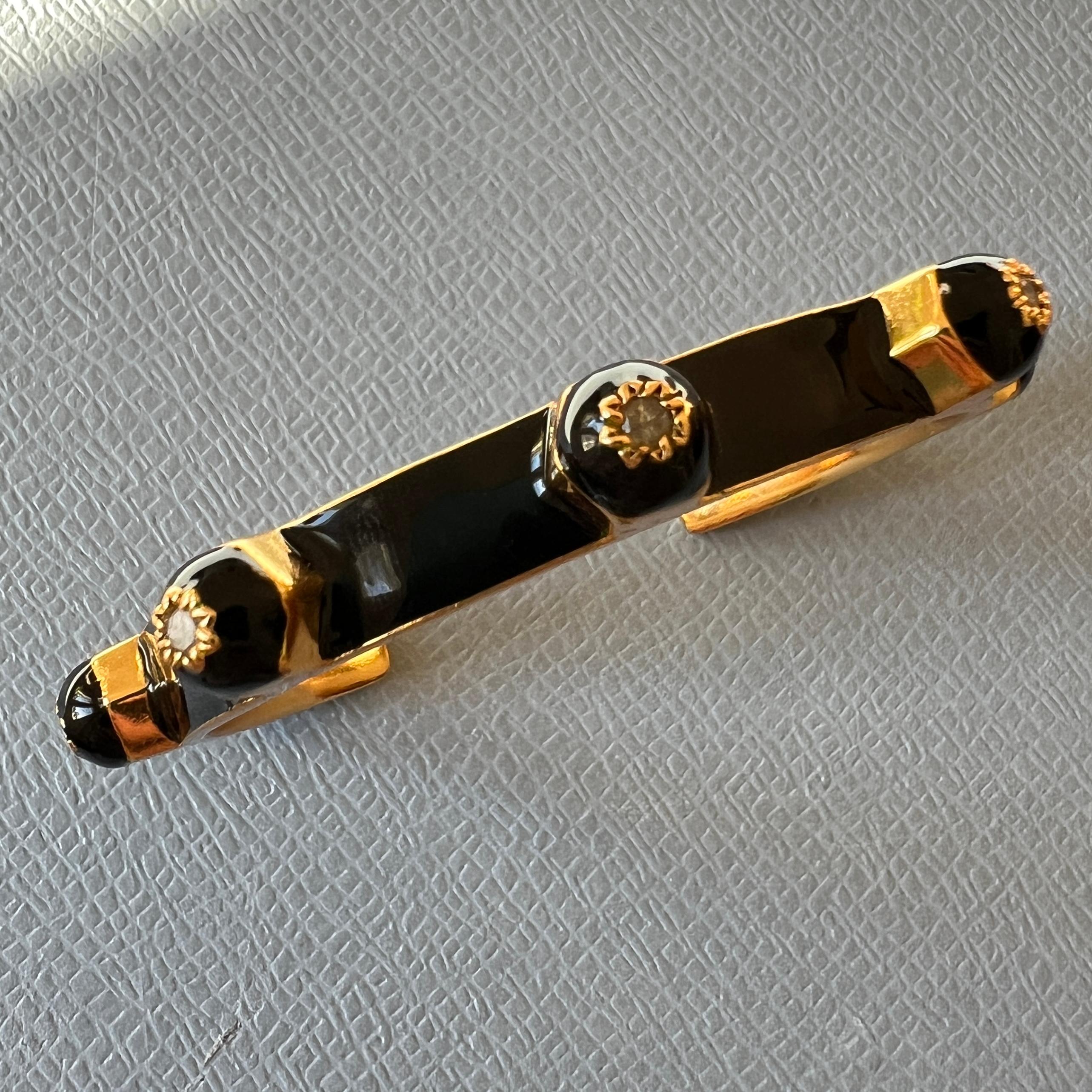 7 pezzi di diamanti bianchi incastonati in una borchia a forma di stella intagliata, smalto nero dipinto a mano e bracciale in ottone placcato oro 18 K. ispirato all'epoca vittoriana

Progettista: J Dauphin

Simbolo dei diamanti bianchi:

I diamanti