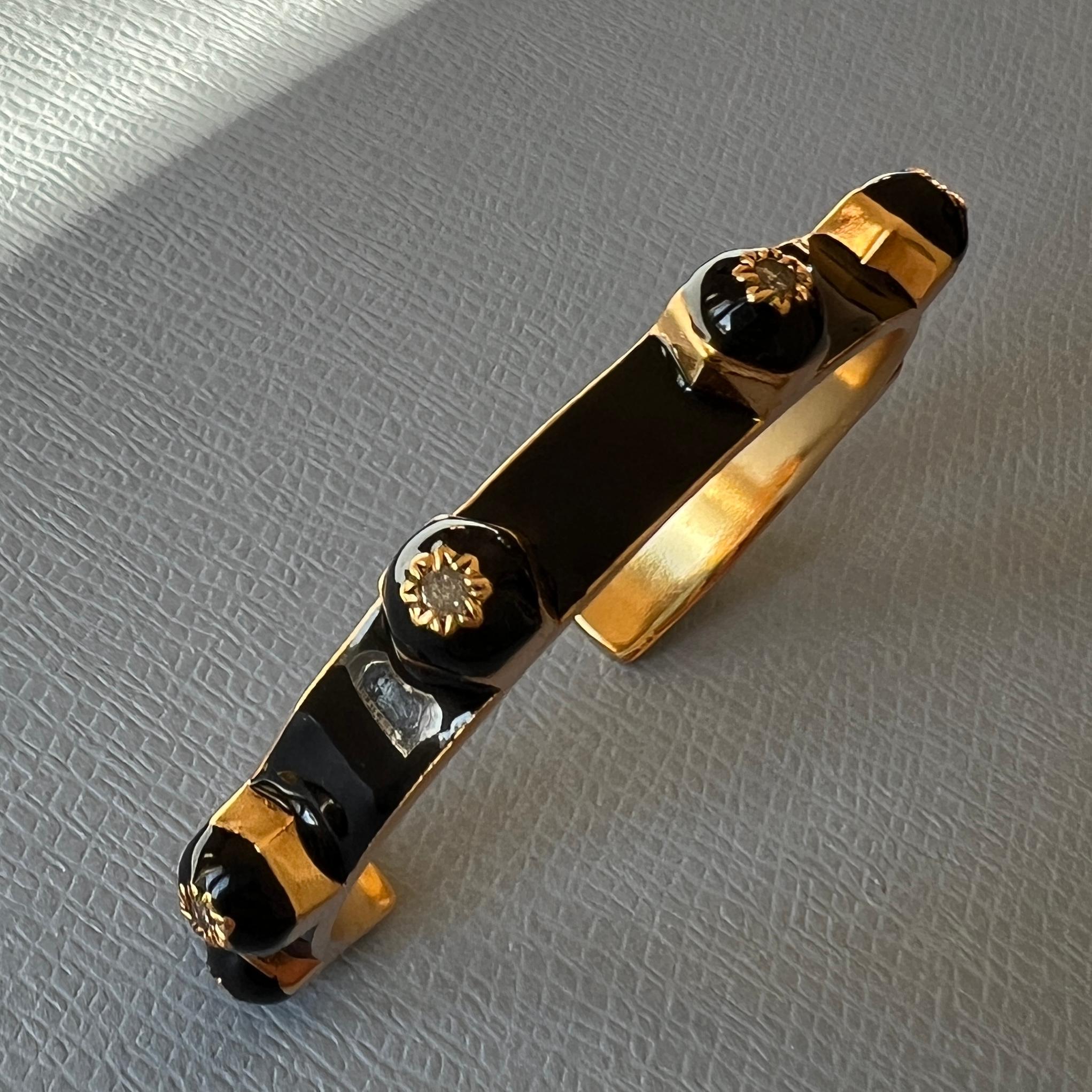 Taglio brillante Bracciale con smalto nero e diamanti bianchi con motivo a stella in vendita